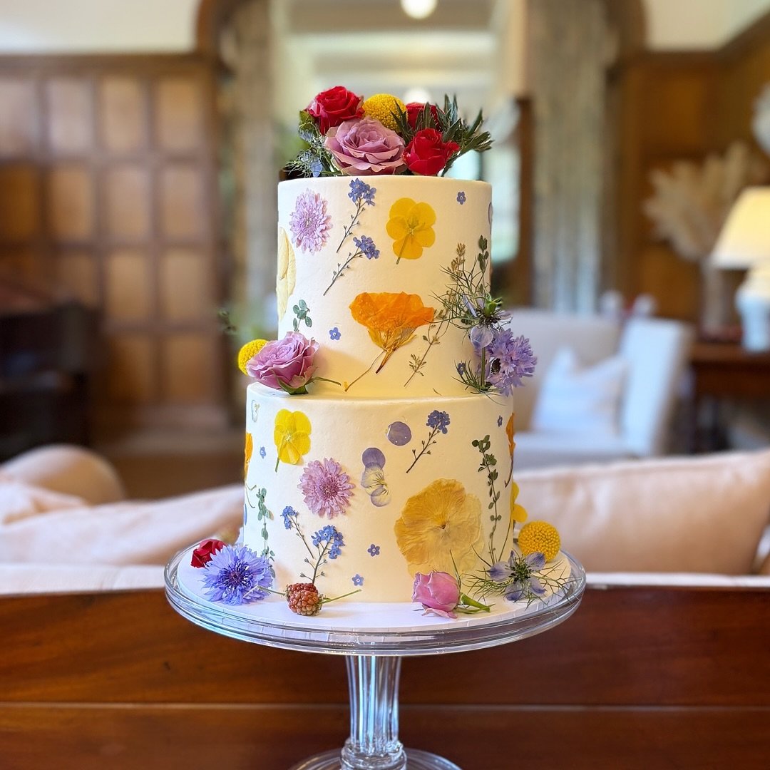 I will never say no to a wedding cake covered in flowers.
Pressed edible flowers on the buttercream, fresh flowers on top and lots of colour &mdash; this one was such a joy to make❤️💛💜💚🧡💙🩷🩵

#pressedflowerweddingcake #pressedflowercake #surrey