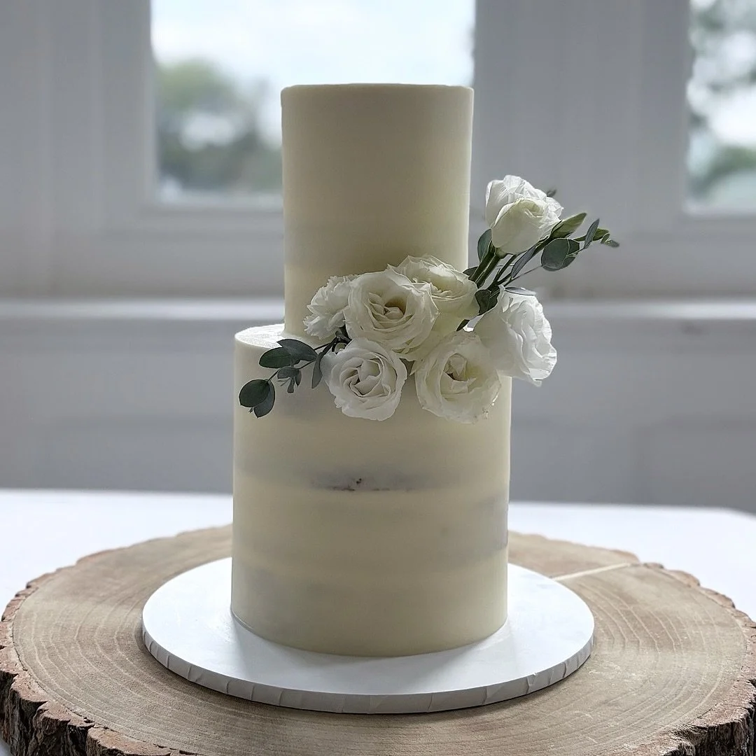 Simple, rustic elegance🤍

#surreyweddingcakes #surreyweddings #surreyweddingsuppliers #surreycakemaker #rusticweddingcakes