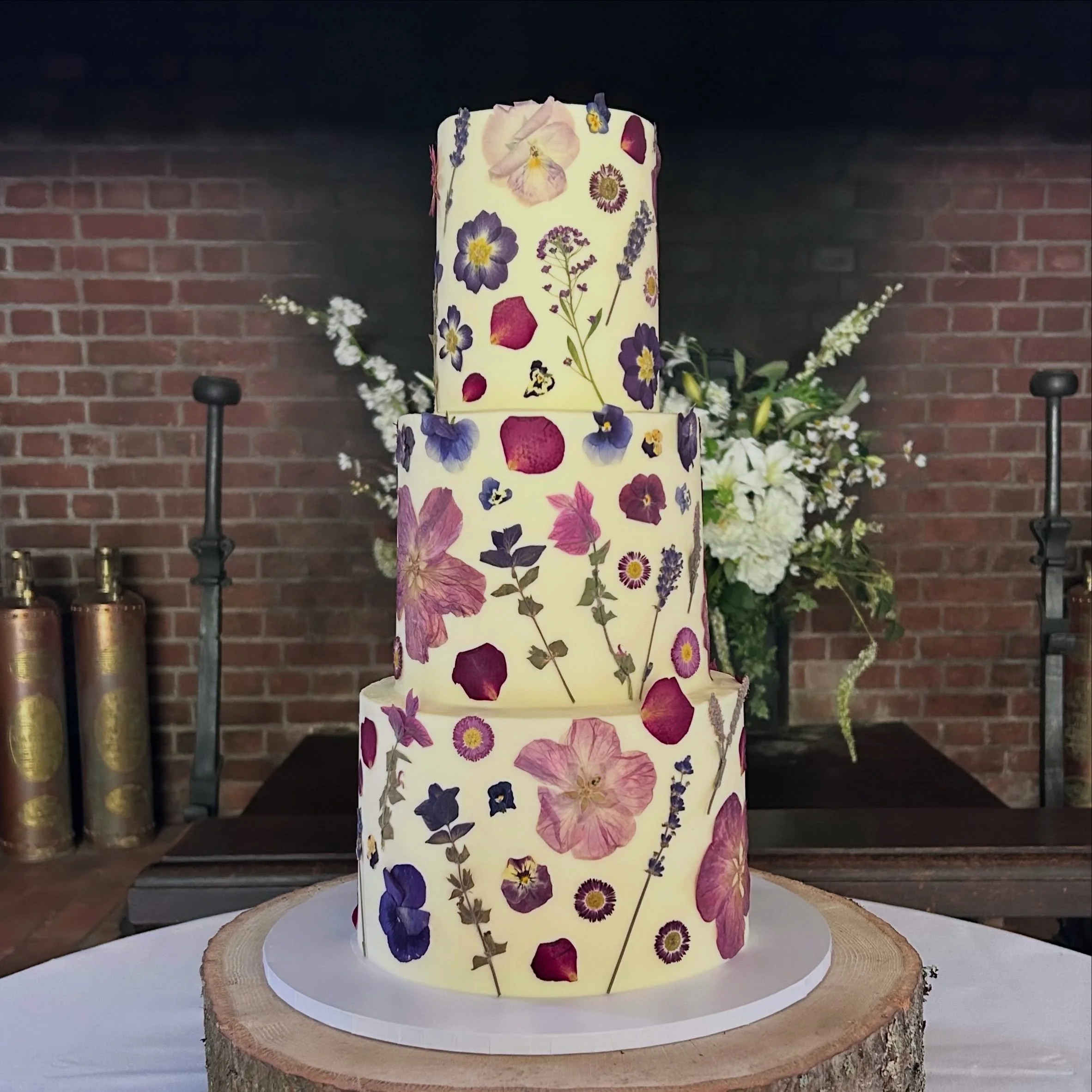 A moment for the pressed flower cake🌼🌸🌻timeless &amp; beautiful! 

#pressedflowercakes #surreyweddingcakes #surreyweddingsuppliers #surreycakemaker #surreyweddings