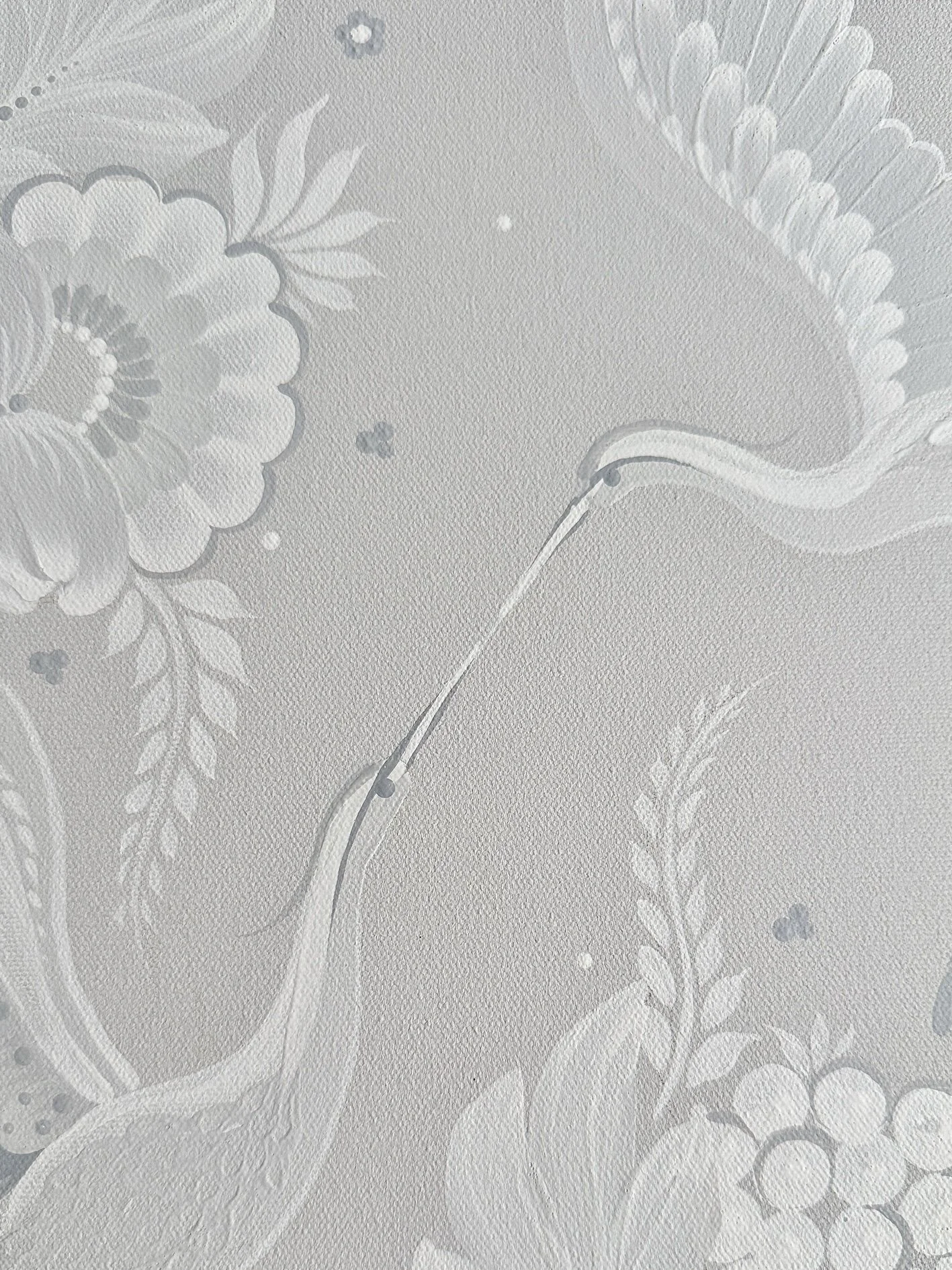 Padrão de papel de parede bege com detalhes em relevo branco de flores e folhas