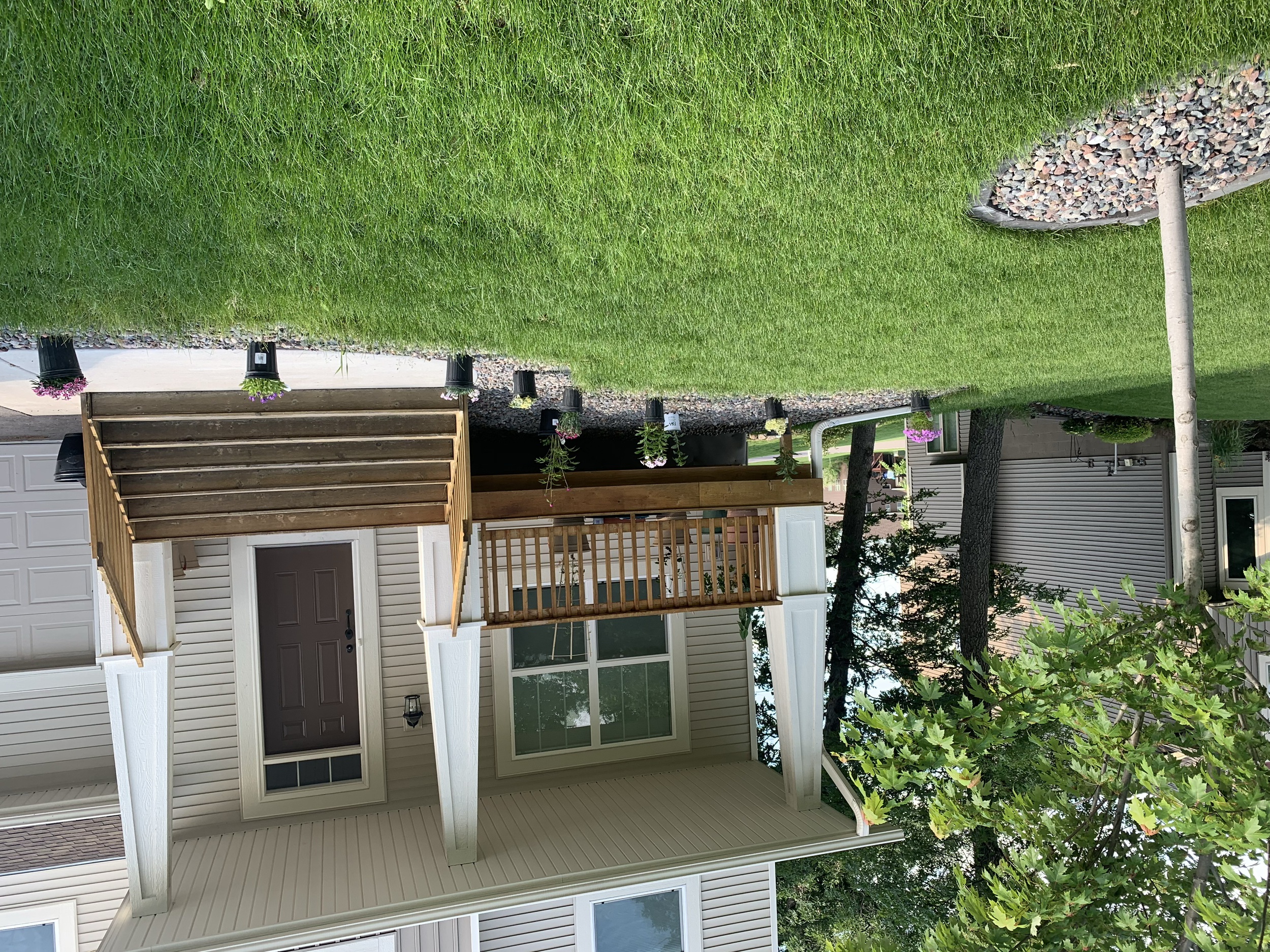 Bed rocks for a front yard appeal 