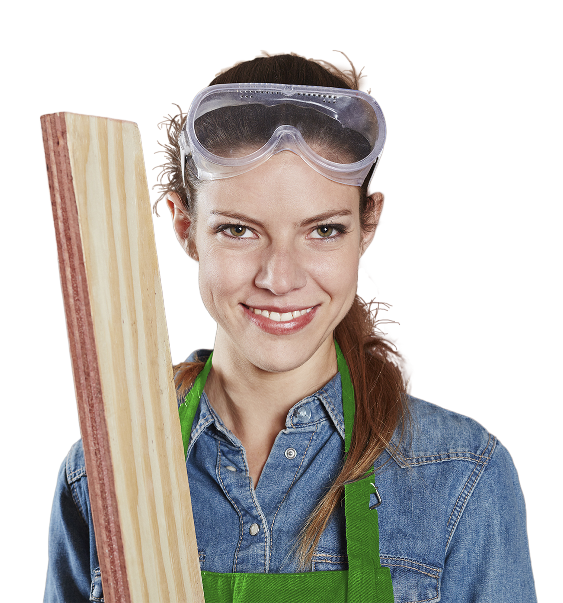 Junge Frau mit Schutzbrille und grünem Kochschurz, die ein Holzbrett hält.