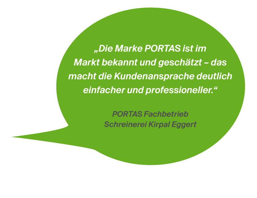 Ein grüner Sprechblasen-Text mit einem Zitat über die Marke PORTAS, ihre Bekanntheit auf dem Markt und deren Kundenansprache, sowie der Branchenname und das Unternehmen, das es vertritt.