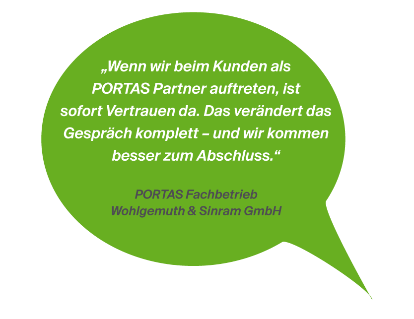 Ein grüner Sprechblasentext mit Zitat über Kundenvertrauen und Zusammenarbeit, von PORTAS Fachbetrieb Wohlgemuth & Sinram GmbH.
