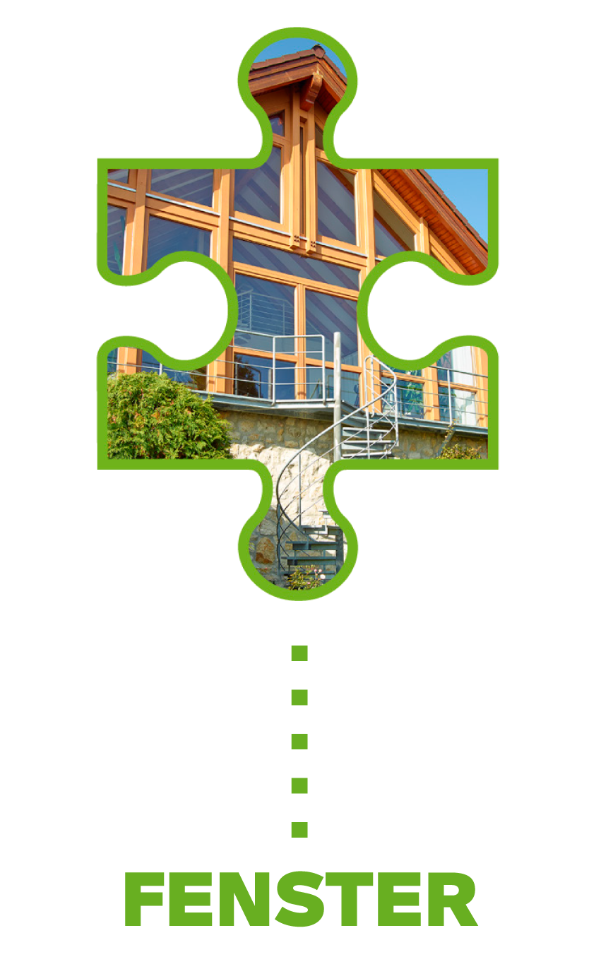 Ein Teil eines Hauses mit großen Fenstern, einem Balkon mit Geländer und einer Wendeltreppe, umgeben von grünen Pflanzen.