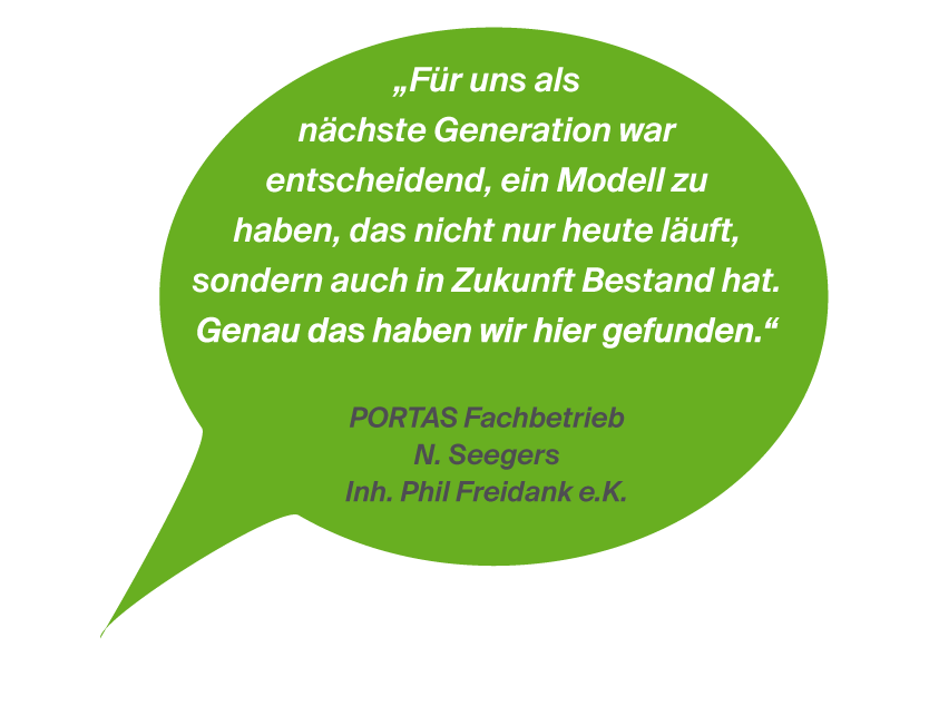 Grüner Sprechblasentext mit einem Zitat über Innovationen und Zukunft, unterschrieben von PORTAS Fachbetrieb N. Seegers, Inhaber Phil Freidank e.K.