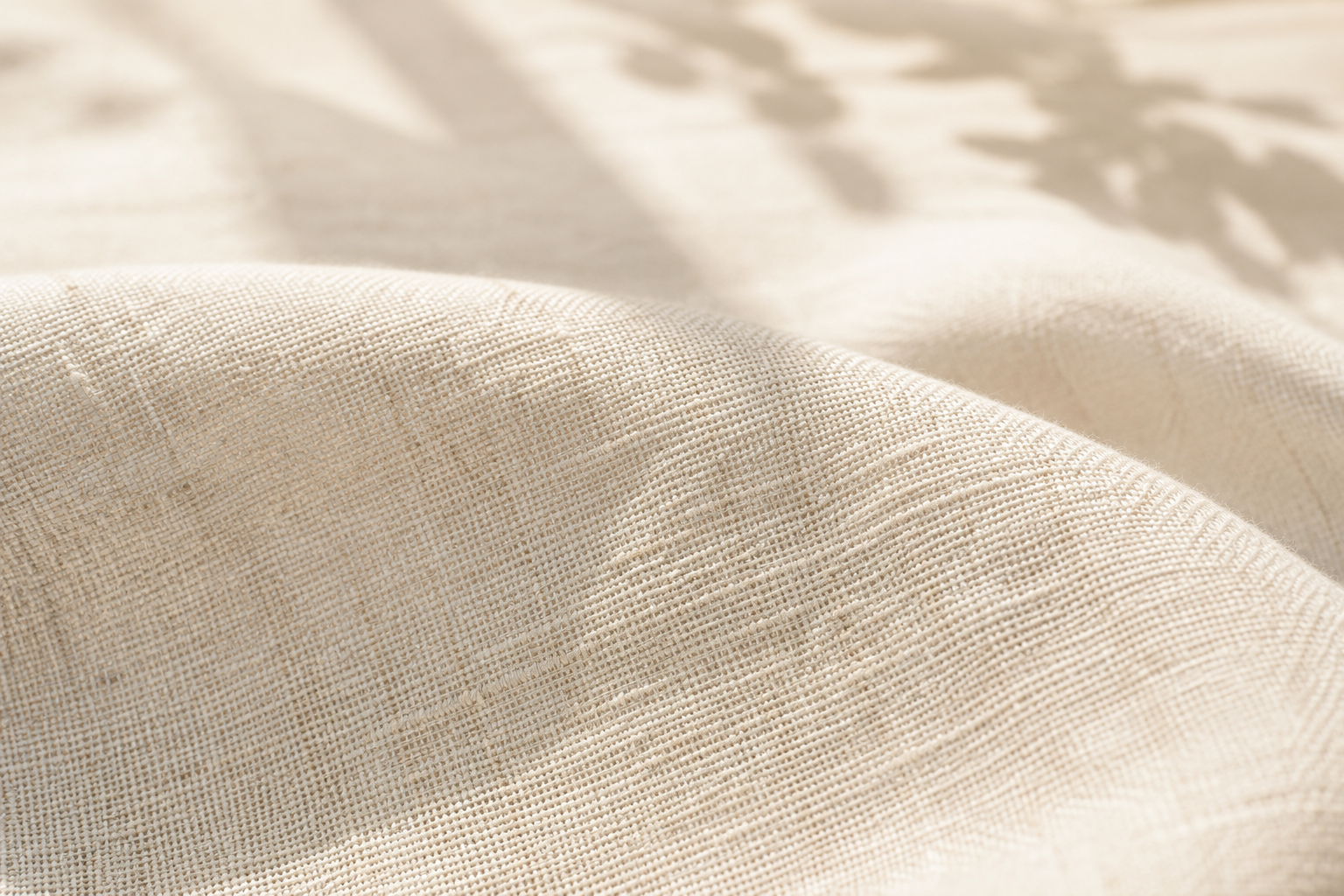 Une pièce ensoleillée aux tons crème avec un tissu de laine chaleureux, évoquant la détente du corps et la sécurité dans le lien — Kasia Sakowicz, Paris.