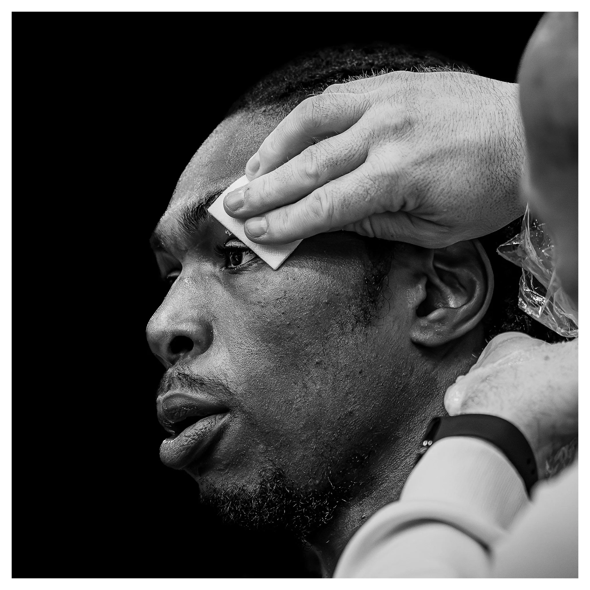 English super-heavyweight boxer Anthony Ibekwe receives treatment in his corner for a cut above his left knee eye before going on to claim victory over Scottish fighter, Justice Abba. 

#boxing #boxingphotography #boxingengland