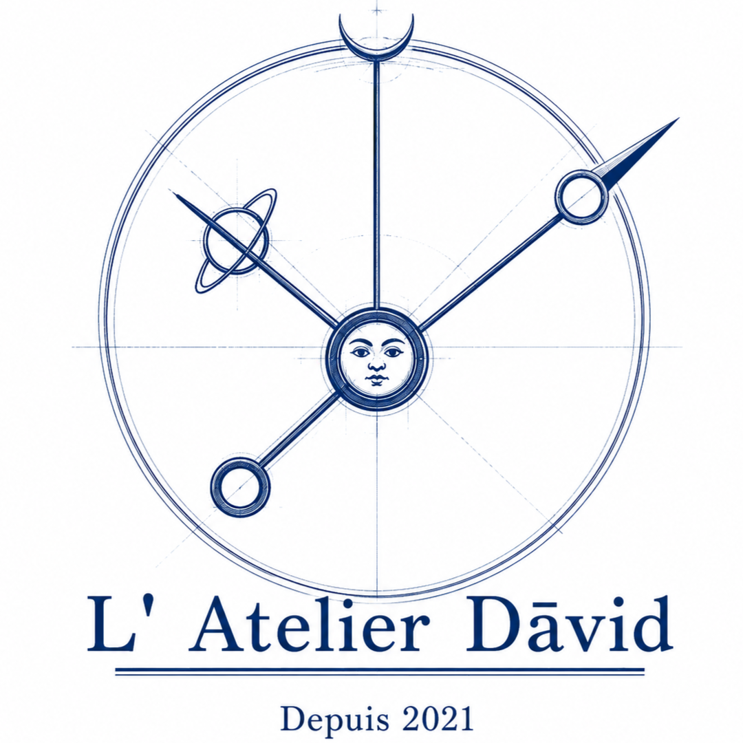 Dibujo técnico de un reloj astronómico con símbolos planetarios y la luna en la parte superior, y un rostro en el centro, con el texto 'L' Atelier David Desde 2021' en la parte inferior.