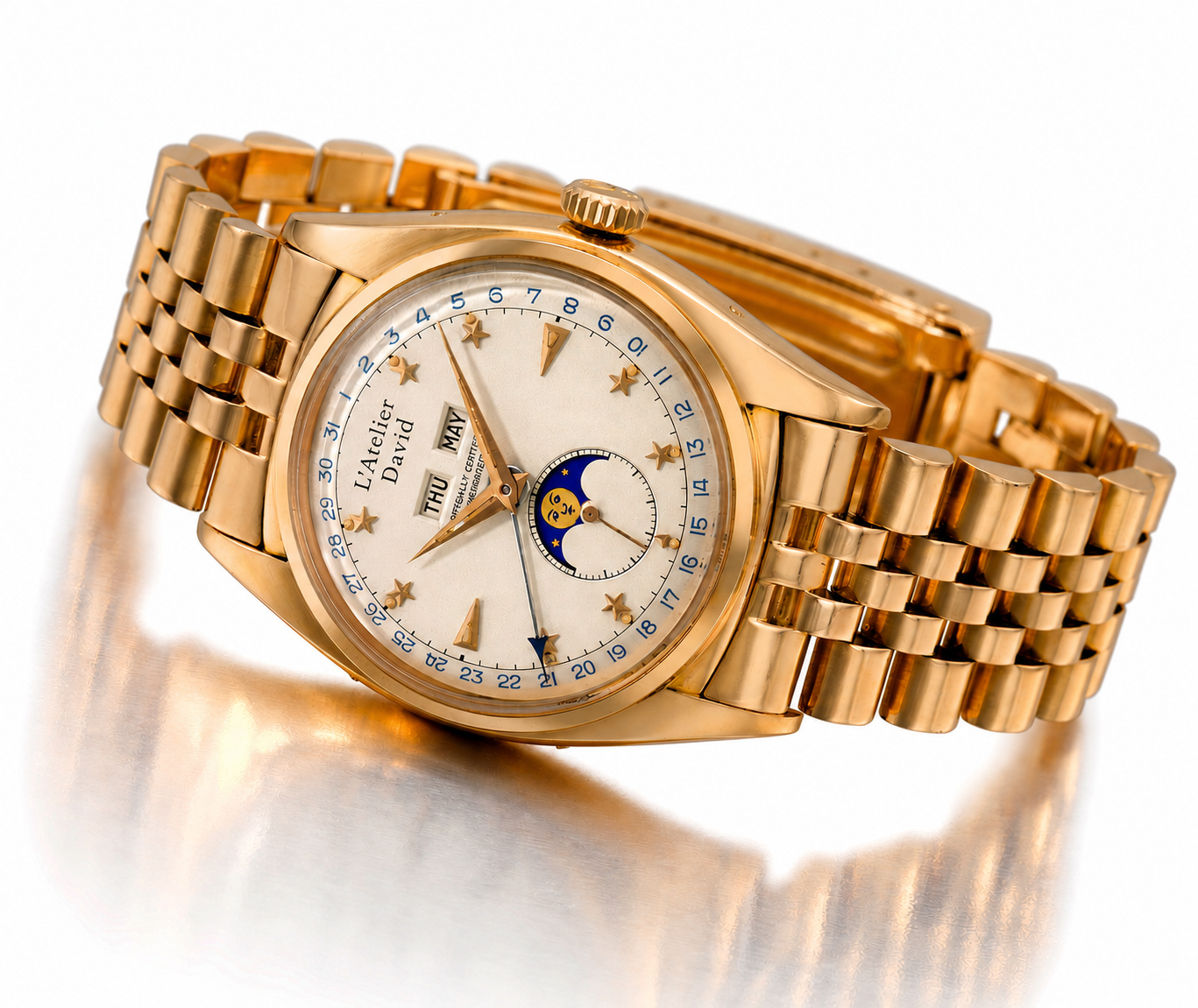 Reloj de pulsera dorado con múltiples funciones, incluyendo día, mes, fase lunar y hora
