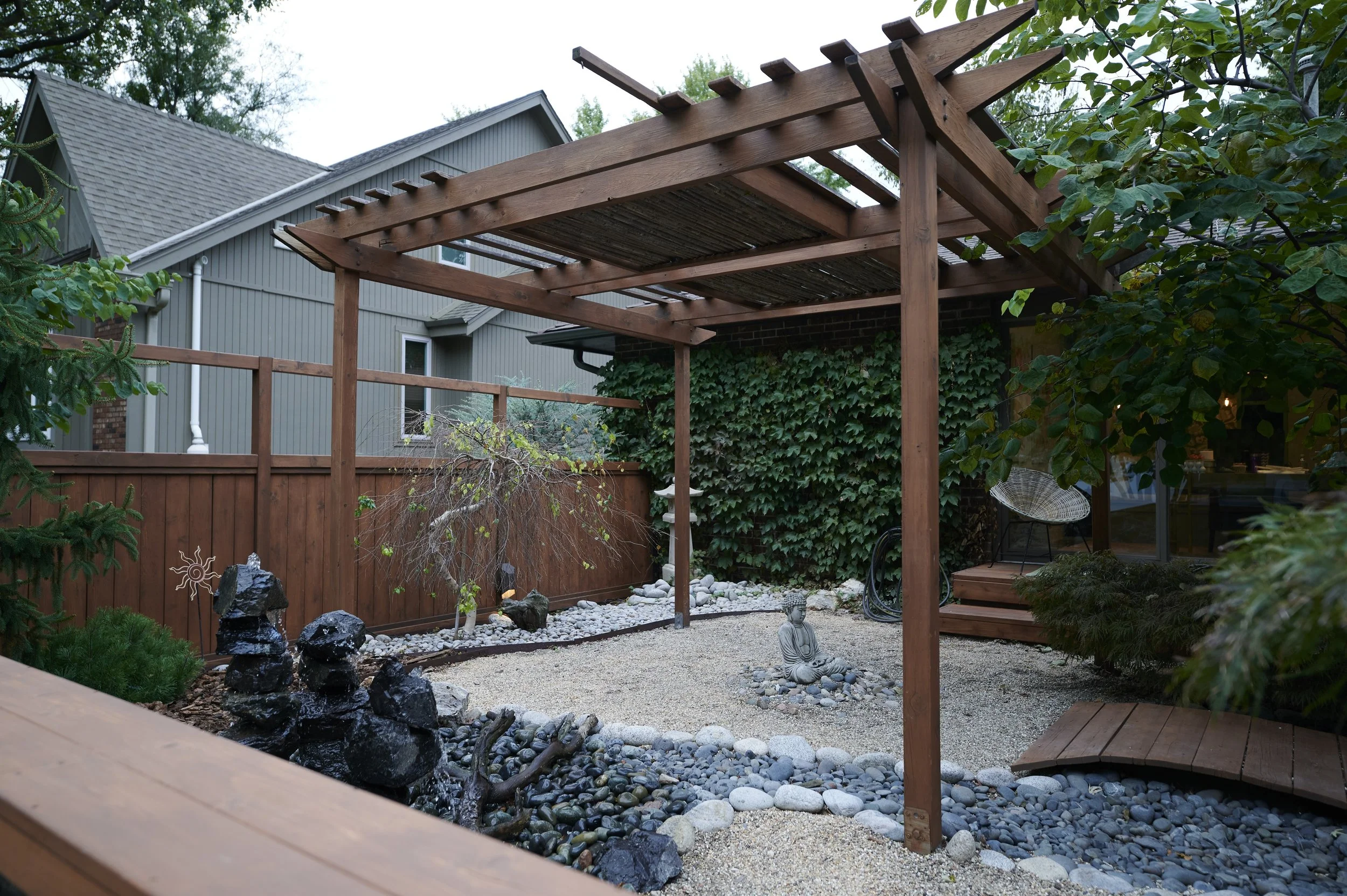 Modern House 
Modern Deck 
Modern Back Yard 
White House 
Modern Design 
Kansas Construction 
Design and Construction