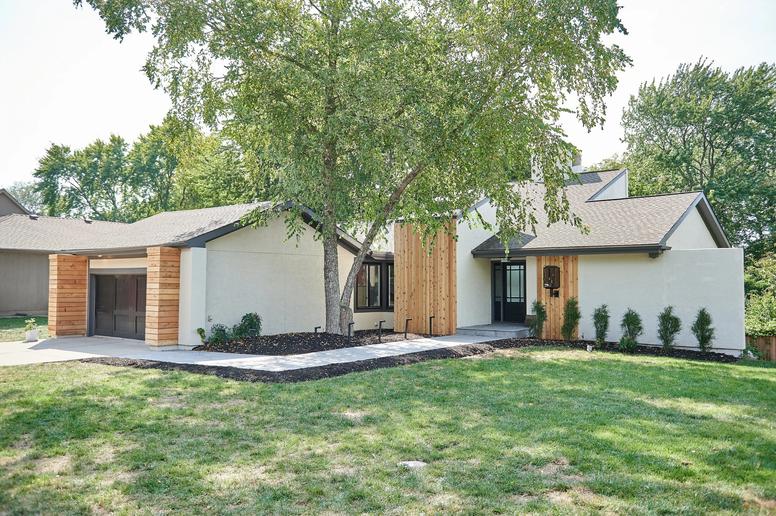 Modern House 
Elegant House 
White and Wood House 
Modern Design 
Kansas Construction 
Design and Construction