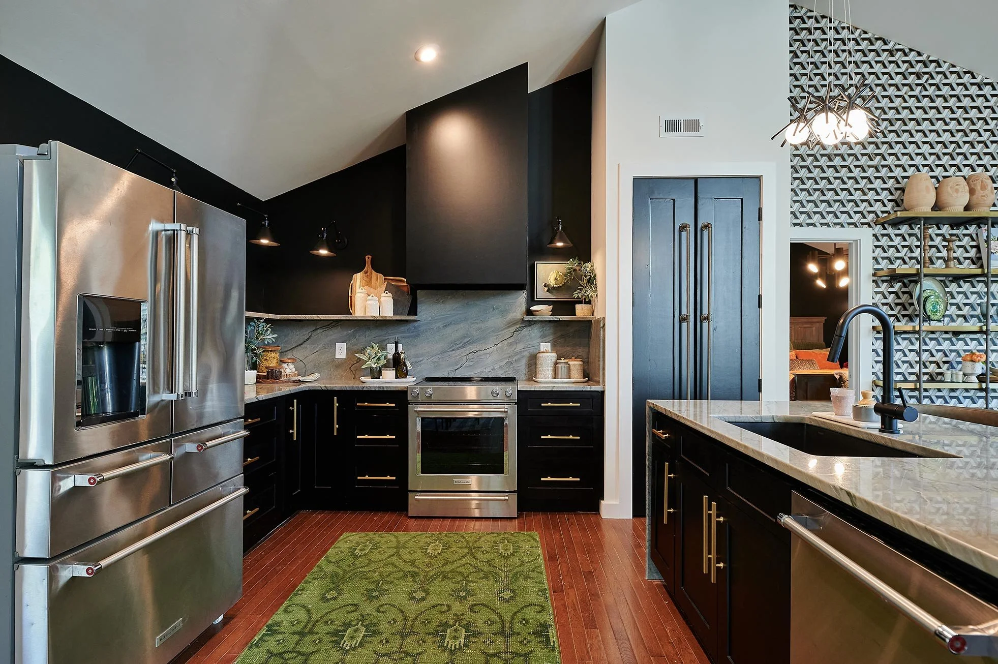 Black and Gold Kitchen 
Elegant Kitchen 
Open Kitchen
Modern Kitchen 
Construction 
Modern Design 
Kansas Construction 
Design and Construction 