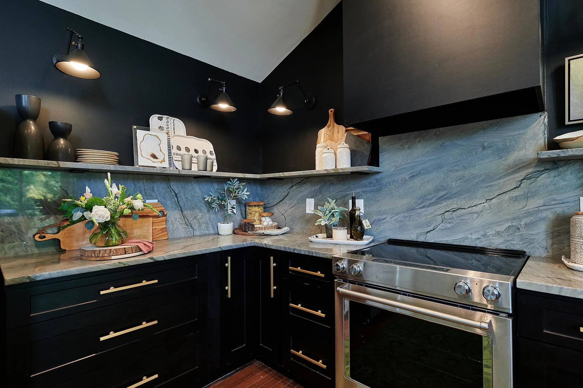 Black and Gold Kitchen 
Elegant Kitchen 
Open Kitchen
Modern Kitchen 
Construction 
Modern Design 
Kansas Construction 
Design and Construction 