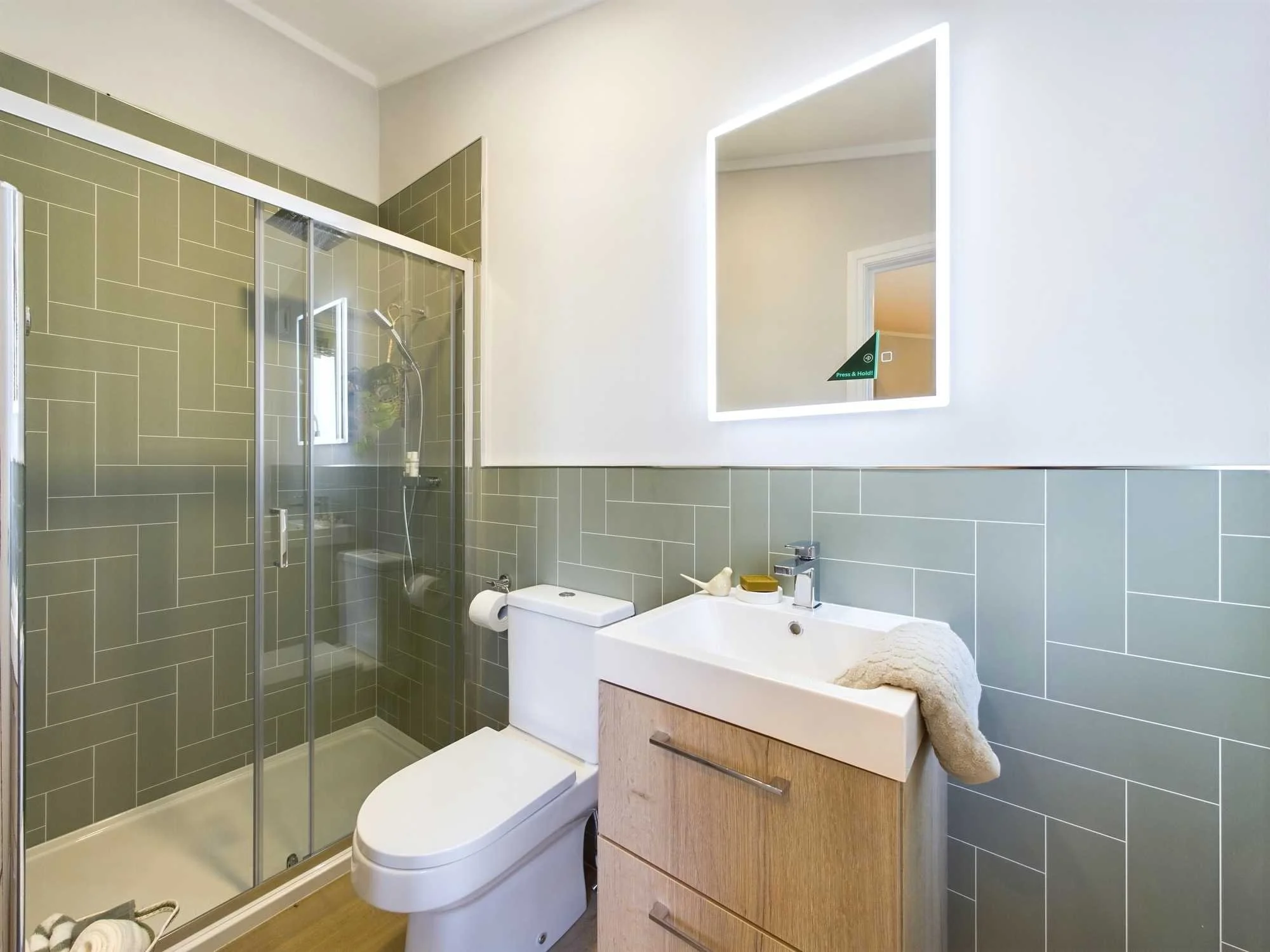 H4 Ensuite by Harbur.jpg