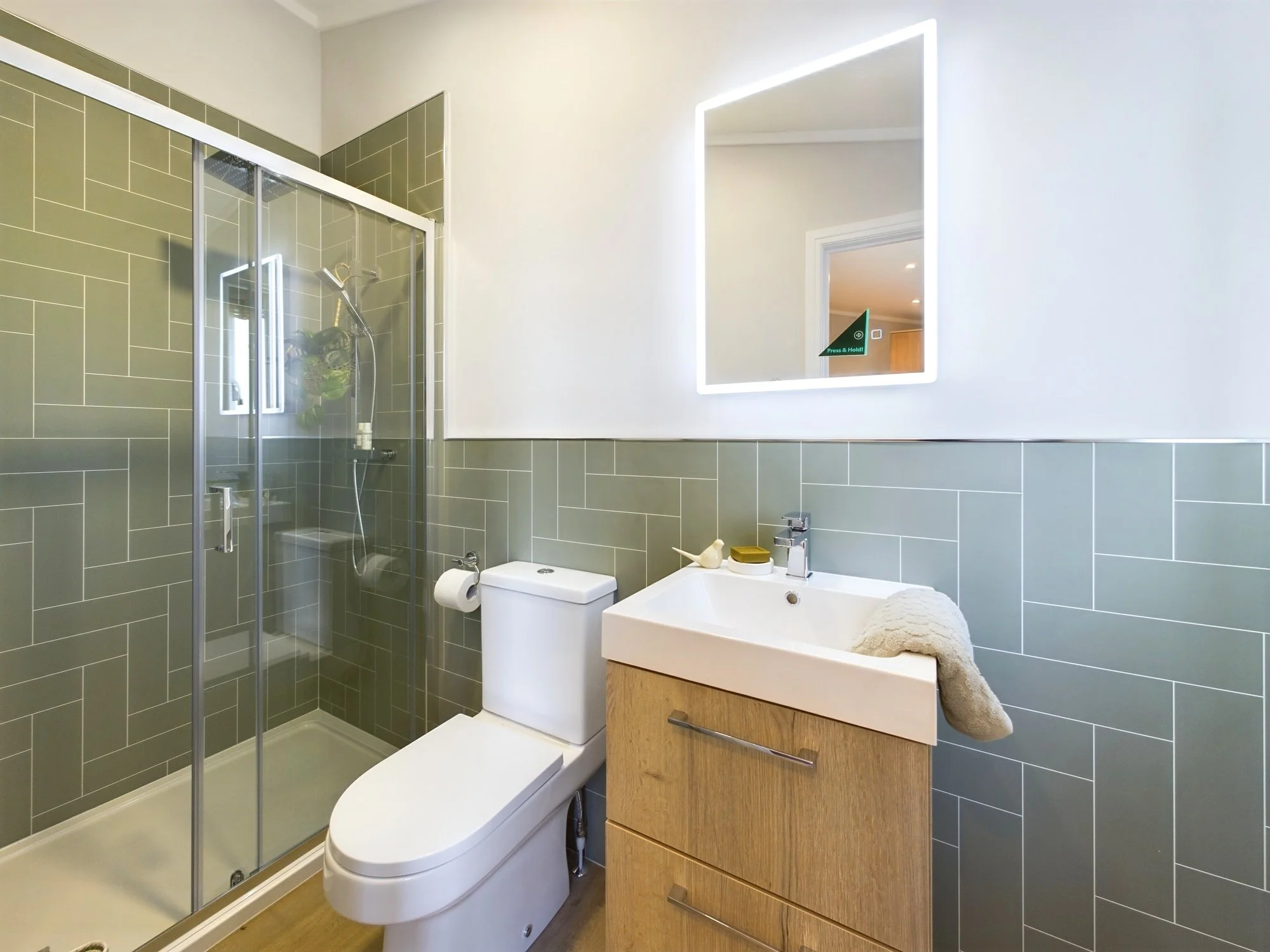 F4 Standard Ensuite.jpg