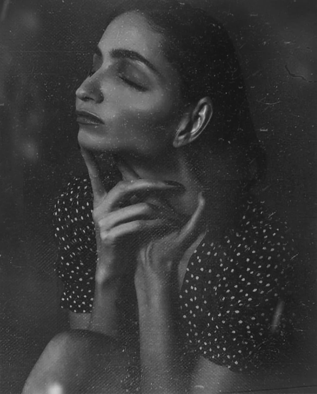 retrato mujer raro, foto oscura, foto intervenida, polka dots, vestido, manos grandes, orejas grandes, pelo negro, cabello, antigua, intervención digital, foto vieja, melancolía, nostalgia, tristeza, rara, vestido, ojos tristes, pelo negro, cabello