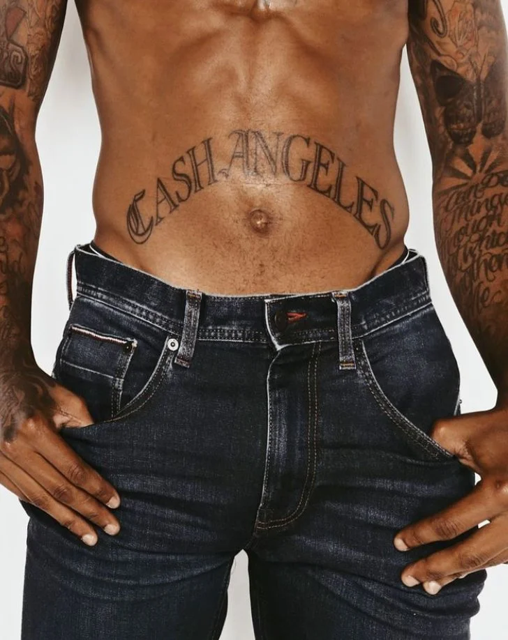 close up hombre, abdomen tatuado, tatuajes, tattoo, brazos tatuados, jeans azules, denim, moreno, black man, los angeles, LA, street style, alternativo, punk, hip hop, rap, moda, sensual, cremallera, foto hombre
