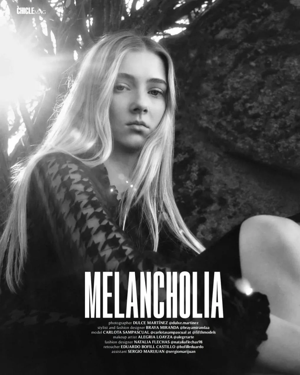 foto vestido, retrato blanco y negro mujer, rubia, tristeza, chica, melancolía, chicle mag, bosque, misterio, nostalgia, blusa negra, camisa cuadrada, ropa oscura, elegante, joven mujer, reflejos, sol detrás, revista moda, pelo largo, editorial