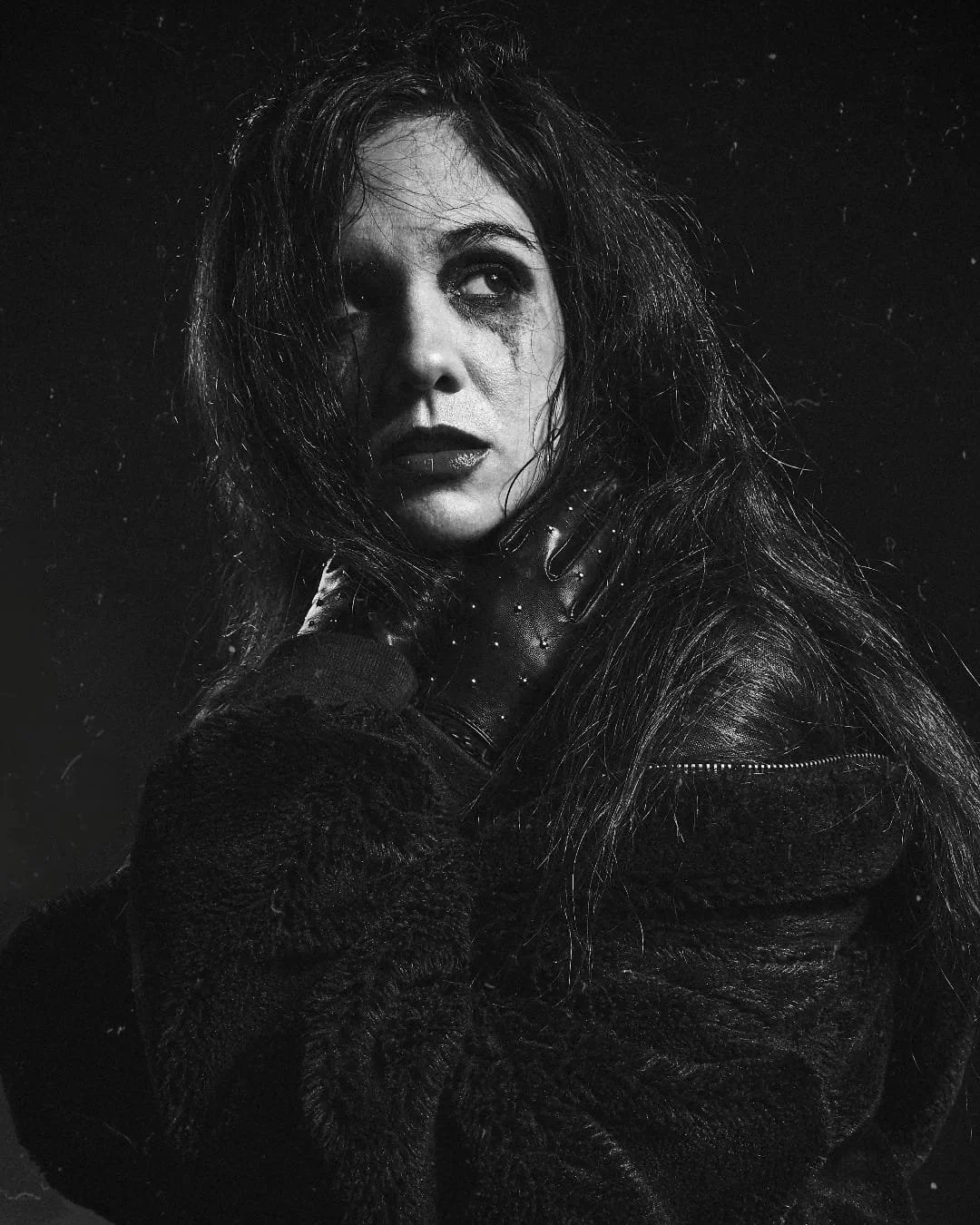 retrato blanco y negro, mujer retrato, chica gótica, chica dark, mujer dark, maquillaje corrido, expresión melancólica,  mujer triste, chaqueta negra, chaqueta afelpada, cabello negro, cabello largo, pelo negro, pelo largo, guantes negros punk