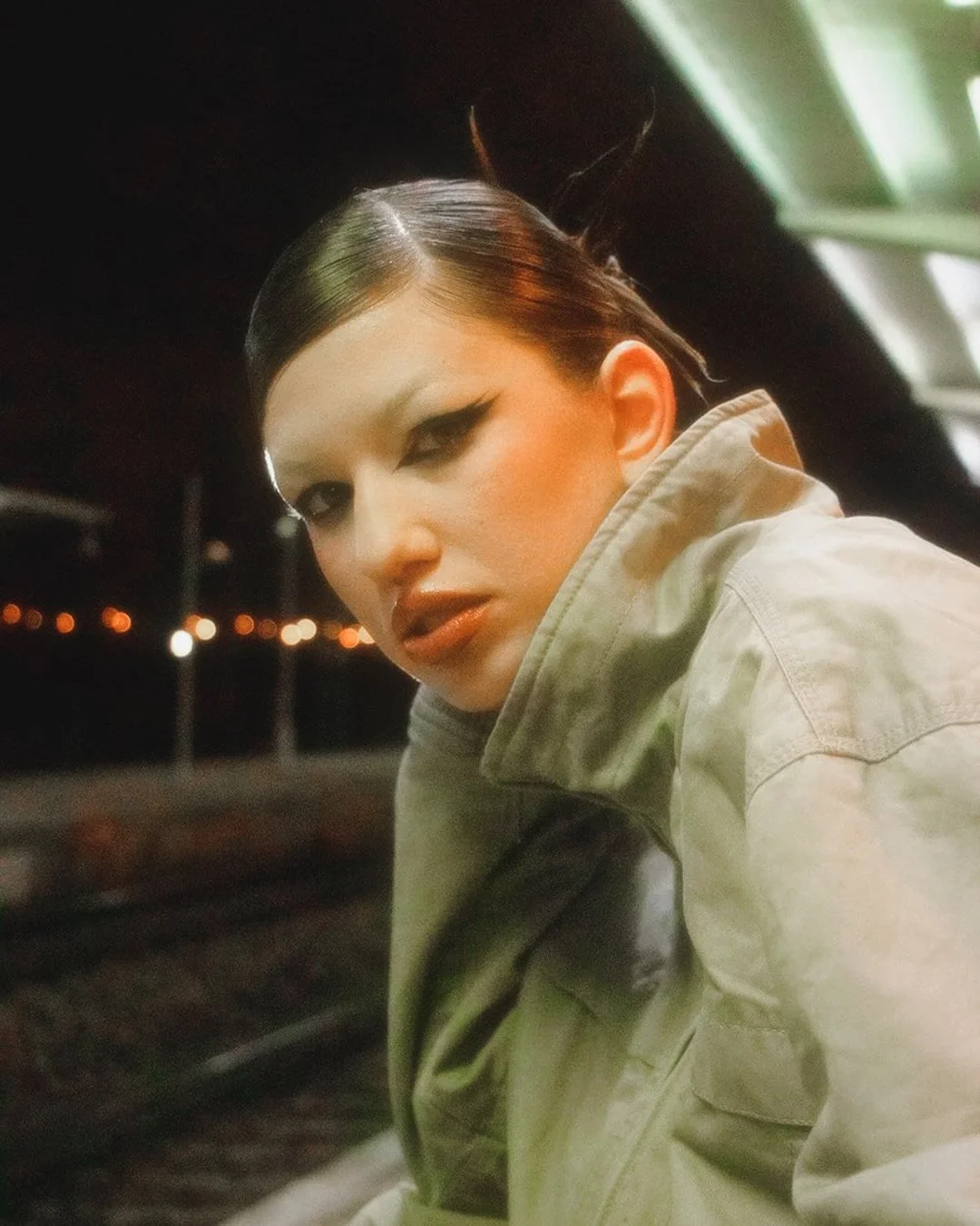 luces ciudad, aesthetic, retrato mujer noche, blur, punk, alternativo, metro, madrid chica, cat eye, chaqueta beige, foto ciudad, moda, street style