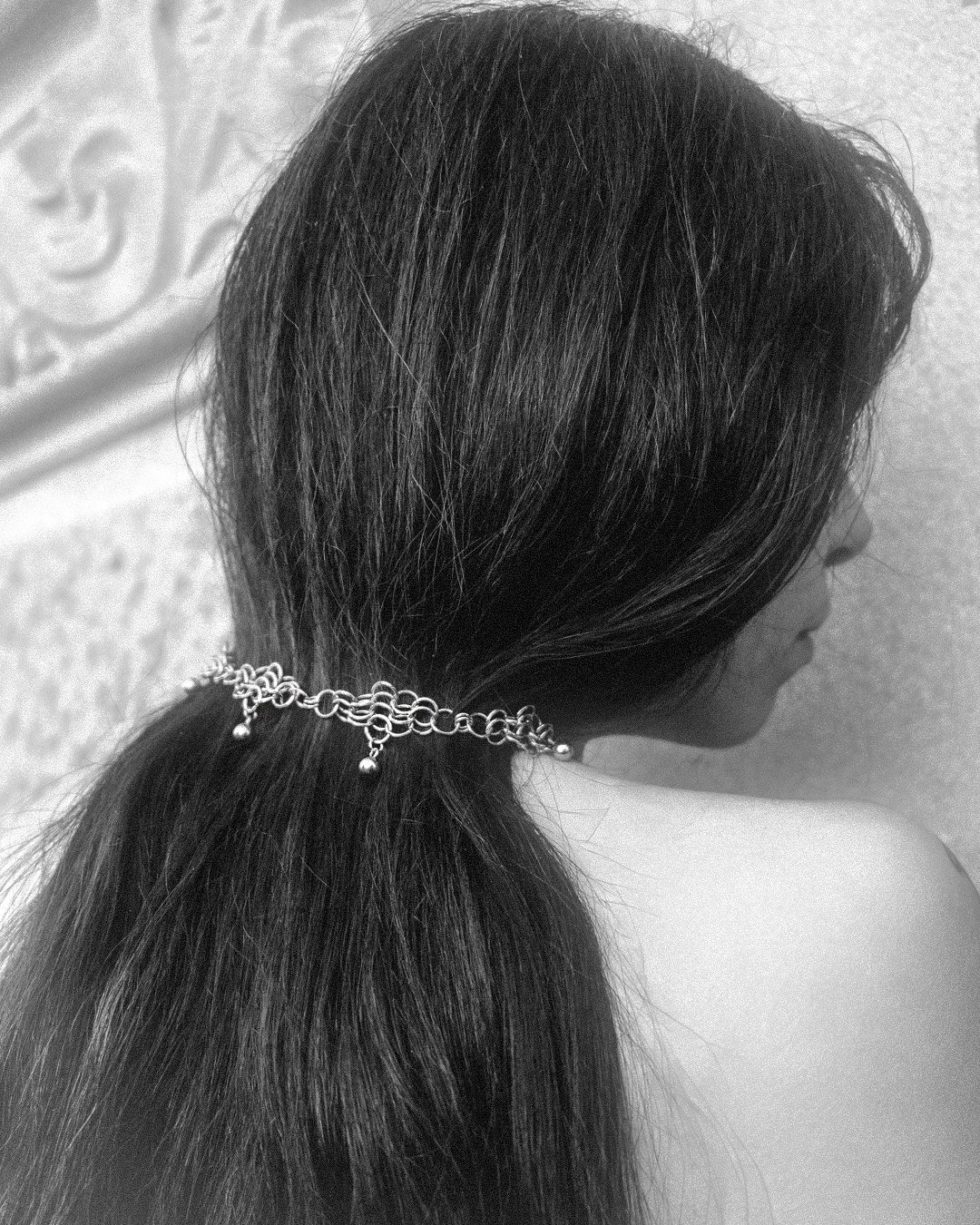 joyería alternativa, retrato blanco y negro mujer, collar metálico, punk, dark, goth, gótico, retrato de perfil, joyería, cabello negro, pelo negro, cabello largo, pelo largo