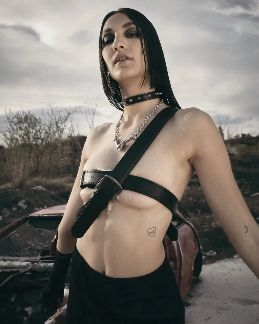 retrato punk, goth, cinturón negro, arnés, collar metálico, chocker, pelo negro largo, cabello negro, tatuajes, tattoo, abandonado, rebelde, descampado. smokey eye, día nublado, chica atrevida, mini tatuaje, alternativo, metal girl, madrid, guantes