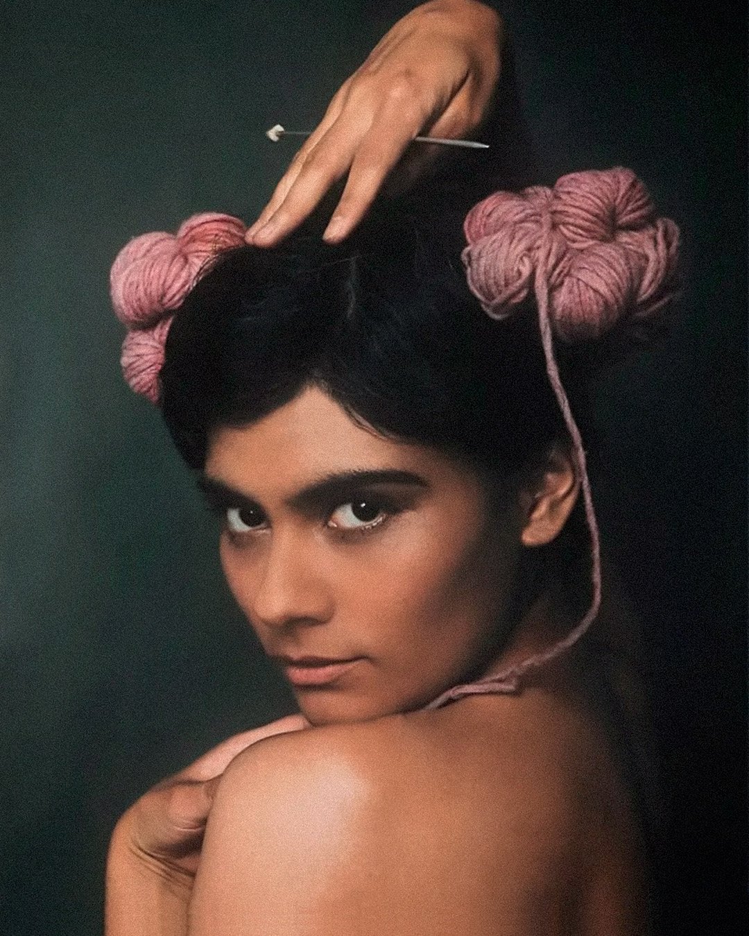 retrato, mujer latina, estambre rosa, costura, pelo recogido, cabello negro, creativo, sensual, misterio, fine art, antigua, chica morena, ojos negros profundos, pose mujer, media espalda