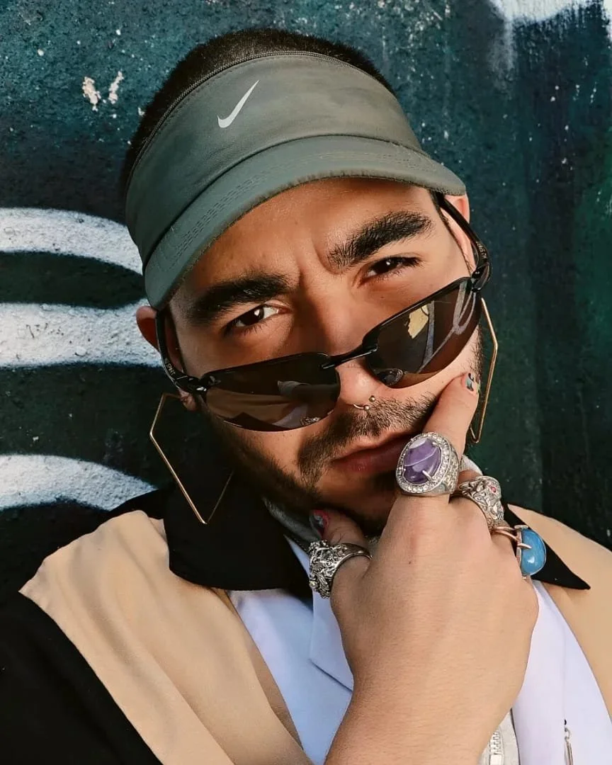 foto callejera, retrato hombre, joyería, anillos, gafas, lentes, nike, arracadas, aretes, pendientes, latino, moreno, visera, street, grafiti, camisa beige, barba, alternativo, uñas hombre, piercings, perforaciones, septum, mexicano, moda, stylist