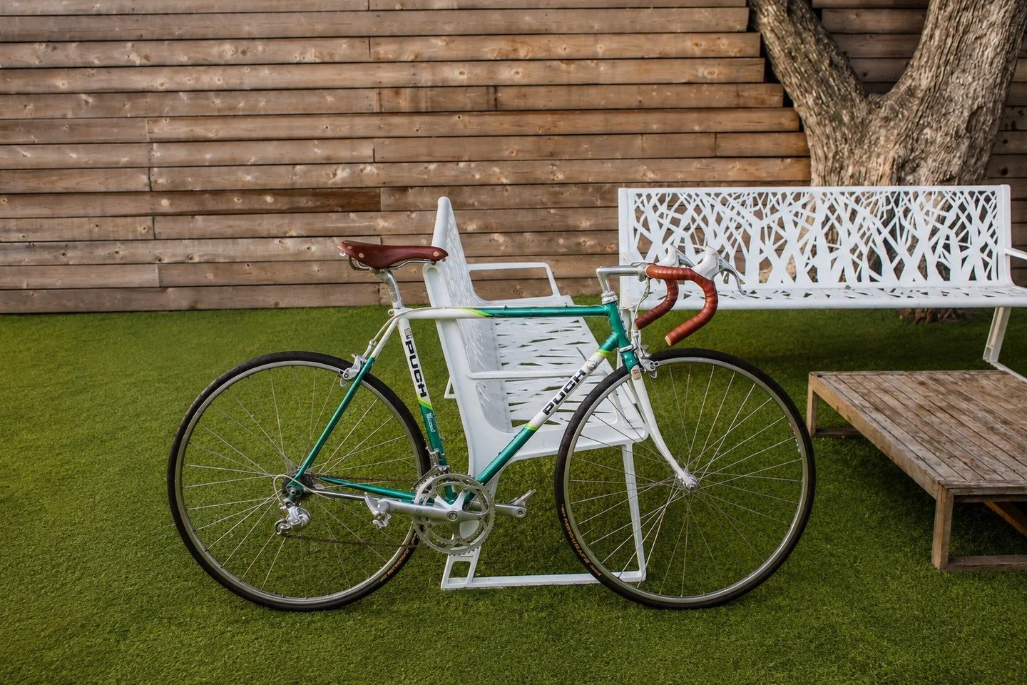 LESUR brings performance and everyday style together for the riders chasing personal bests, taking the scenic route, and grabbing a beer at the pub when the ride is done.
