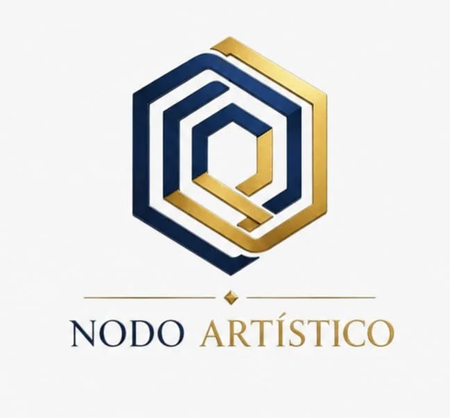 Logotipo con figura hexagonal que forma una letra Q, en colores azul y dorado, y el texto 'Nodo Artístico' debajo.