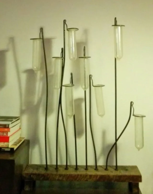 Portaprovette da laboratorio in legno con provette di vetro e supporti metallici