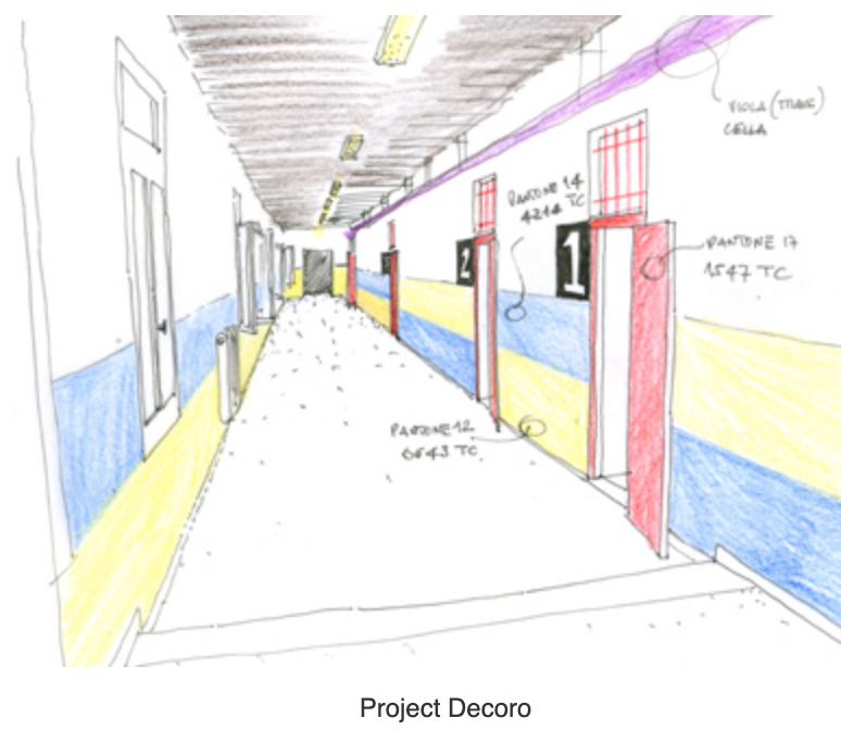 Schizzo prospettico di un corridoio scolastico colorato, con porte numerate, pareti a fasce blu e gialle, dettagli rossi e tubazione viola a soffitto.