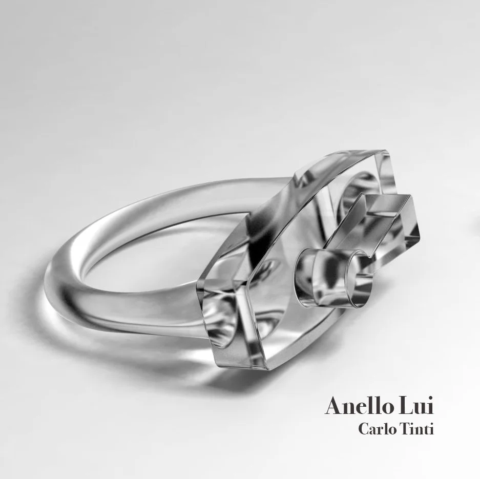 Anello Lui di Carlo Tinti in metallo argentato lucido, fotografato su sfondo bianco.