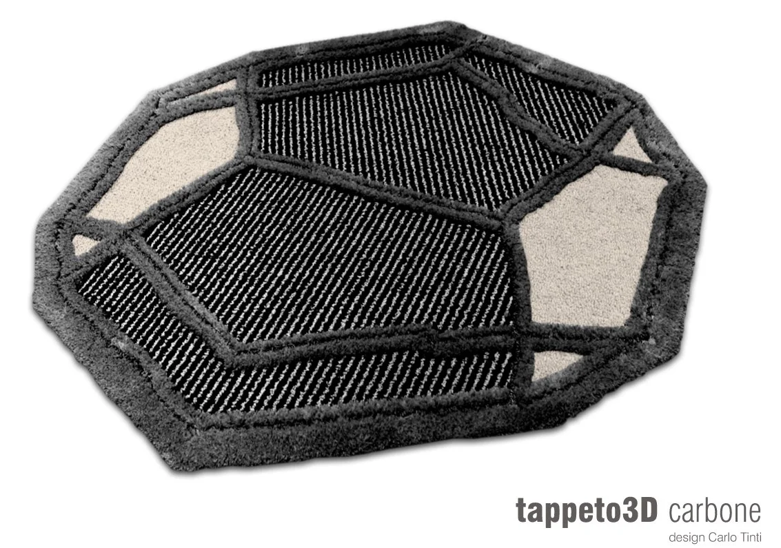 Tappeto tridimensionale color antracite con motivo geometrico a nido d’ape, design Carlo Tinti.