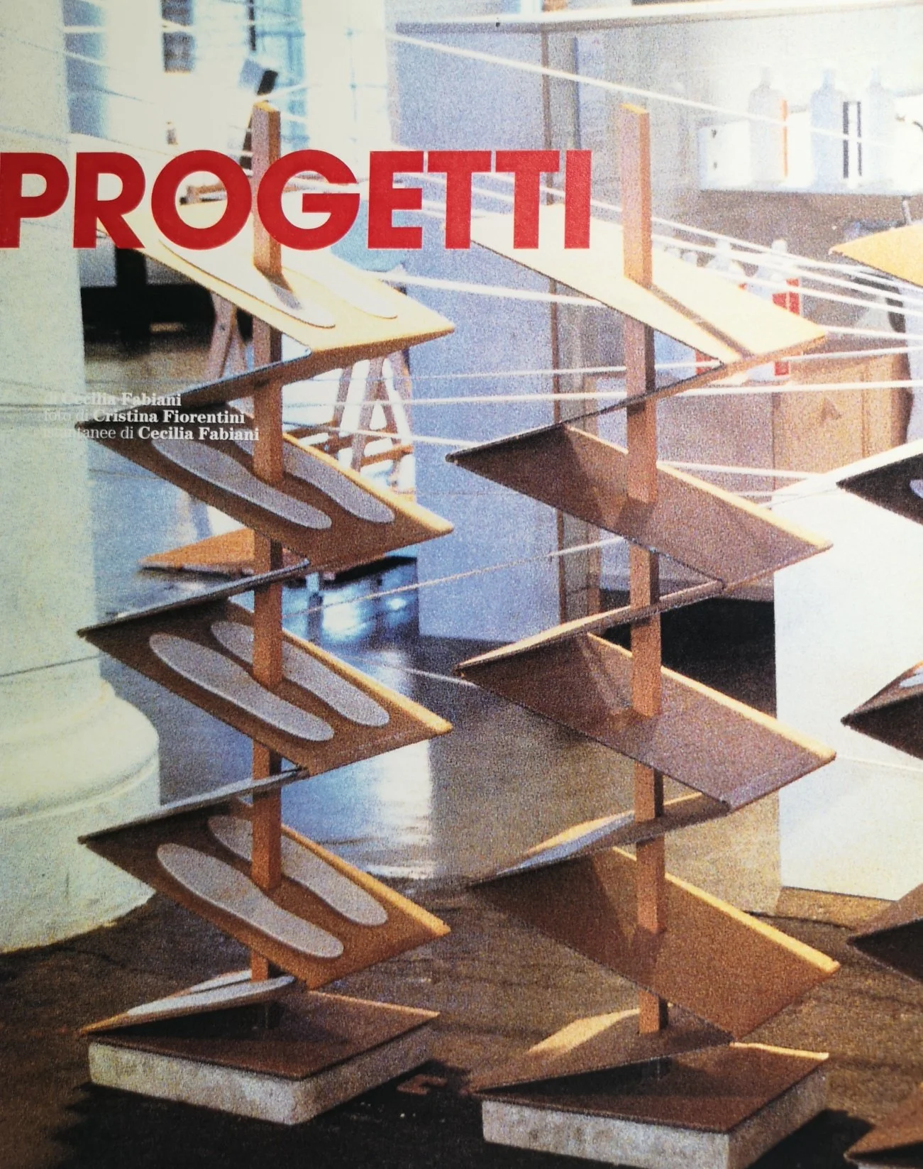 Copertina di una rivista con la scritta “PROGETTI” e una scala moderna in legno e metallo.