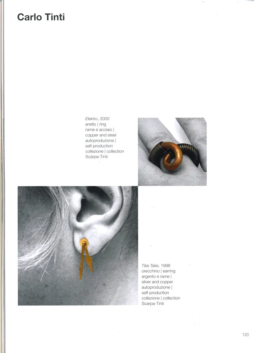 Pagina di catalogo dedicata a Carlo Tinti, con fotografie di un anello in rame e acciaio e di un orecchino in argento e rame.