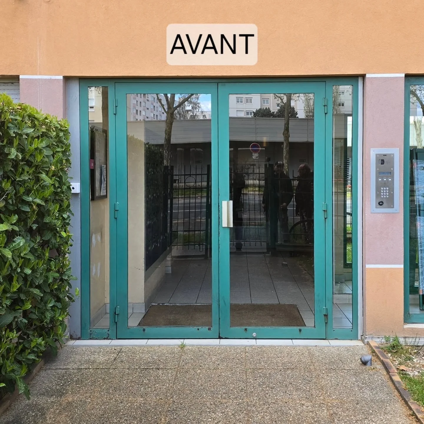 Remplacement porte de hall par un mod&egrave;le de porte plus s&eacute;curis&eacute;