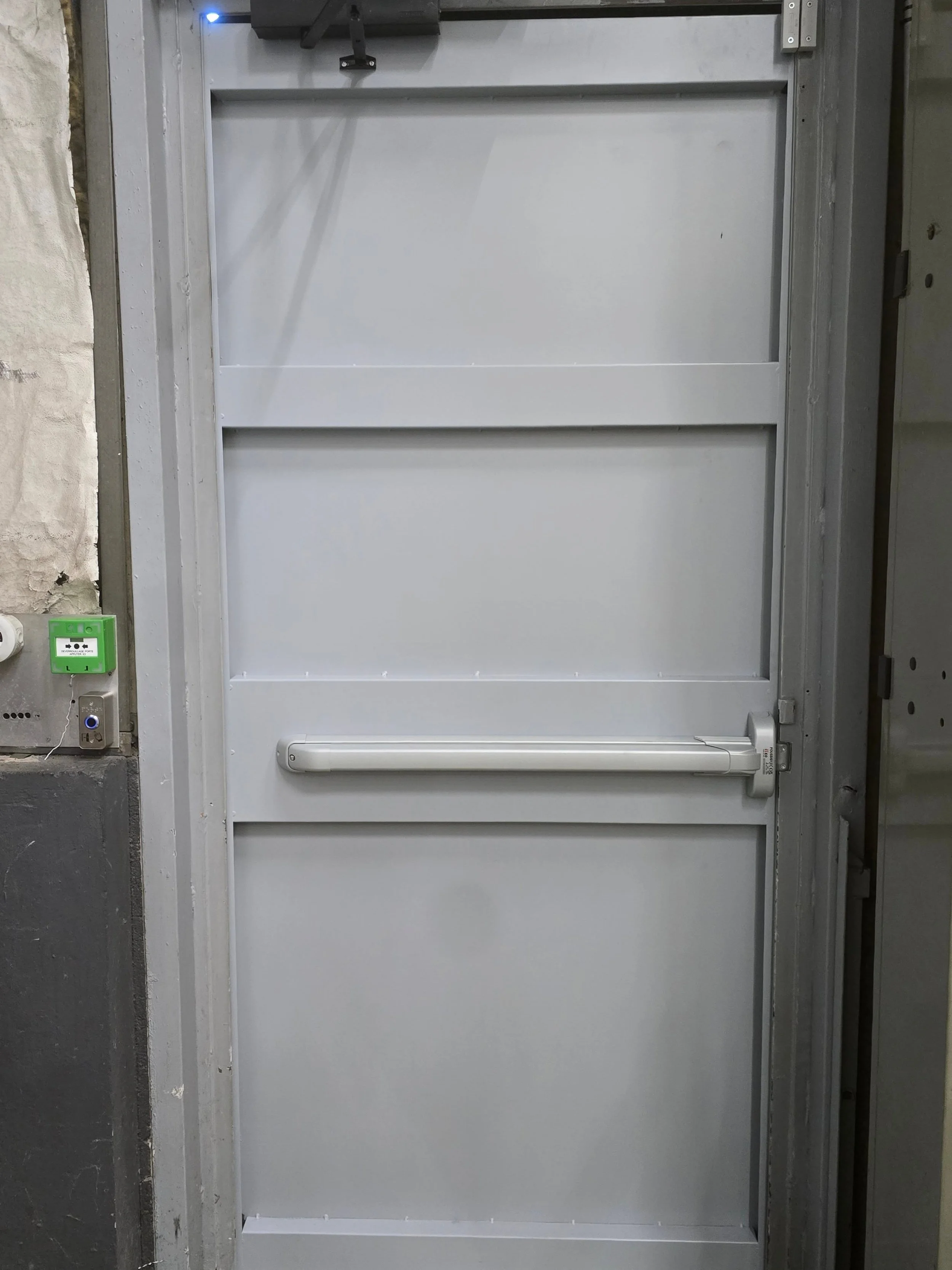 Pose de porte technique s&eacute;curis&eacute; en milieu industriel