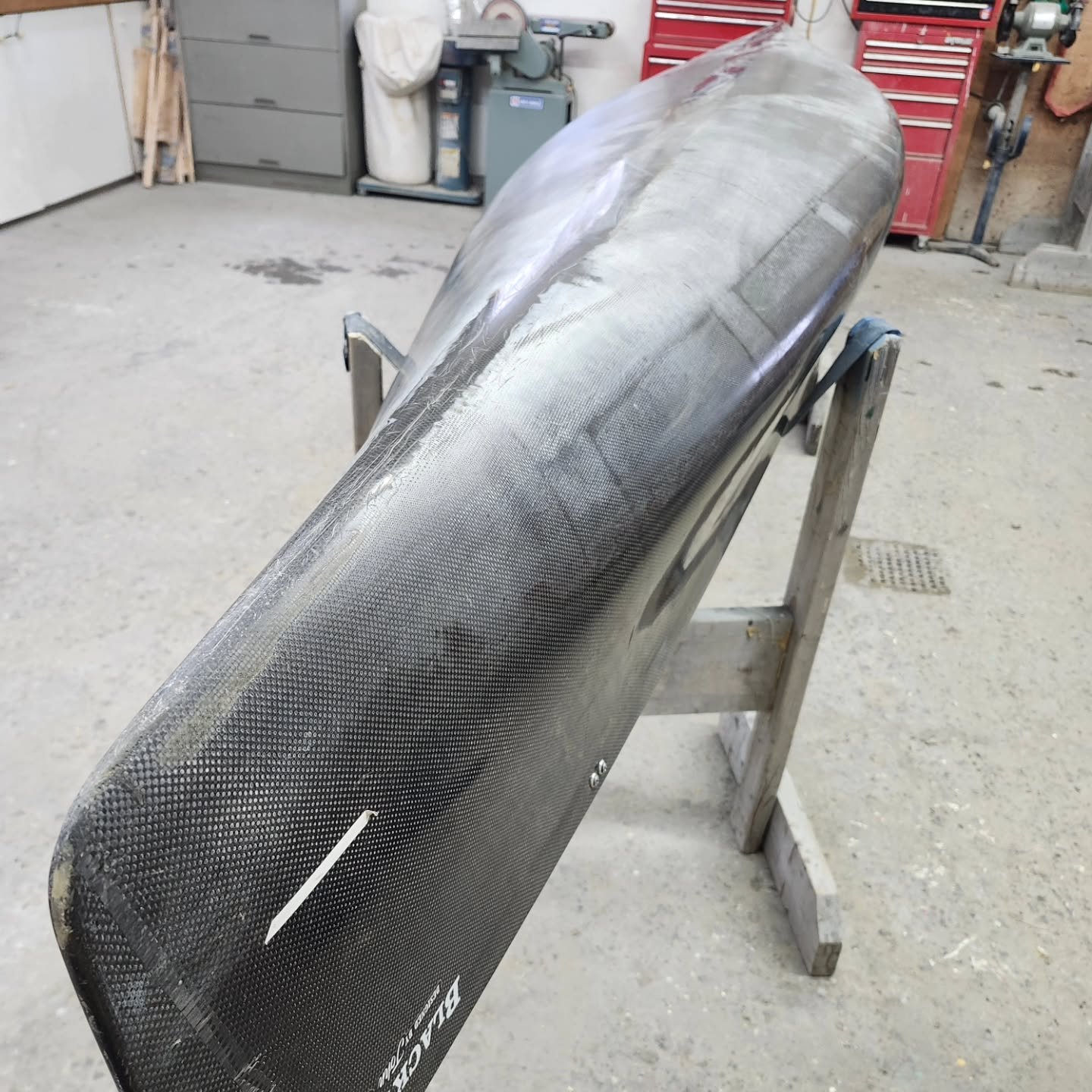 Officially the latest, and last, arrival of 2025.
Stripped, sanded, sealed. 
#canoerepair #muskoka #savageriver #blackwater #canoeracing #speedy #carbonfibre #sparvarnish