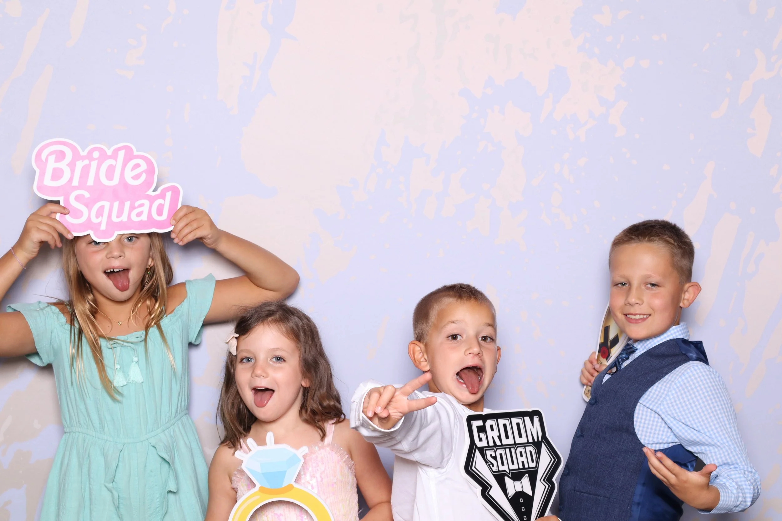 des-moines-wedding-photo-booth-guests