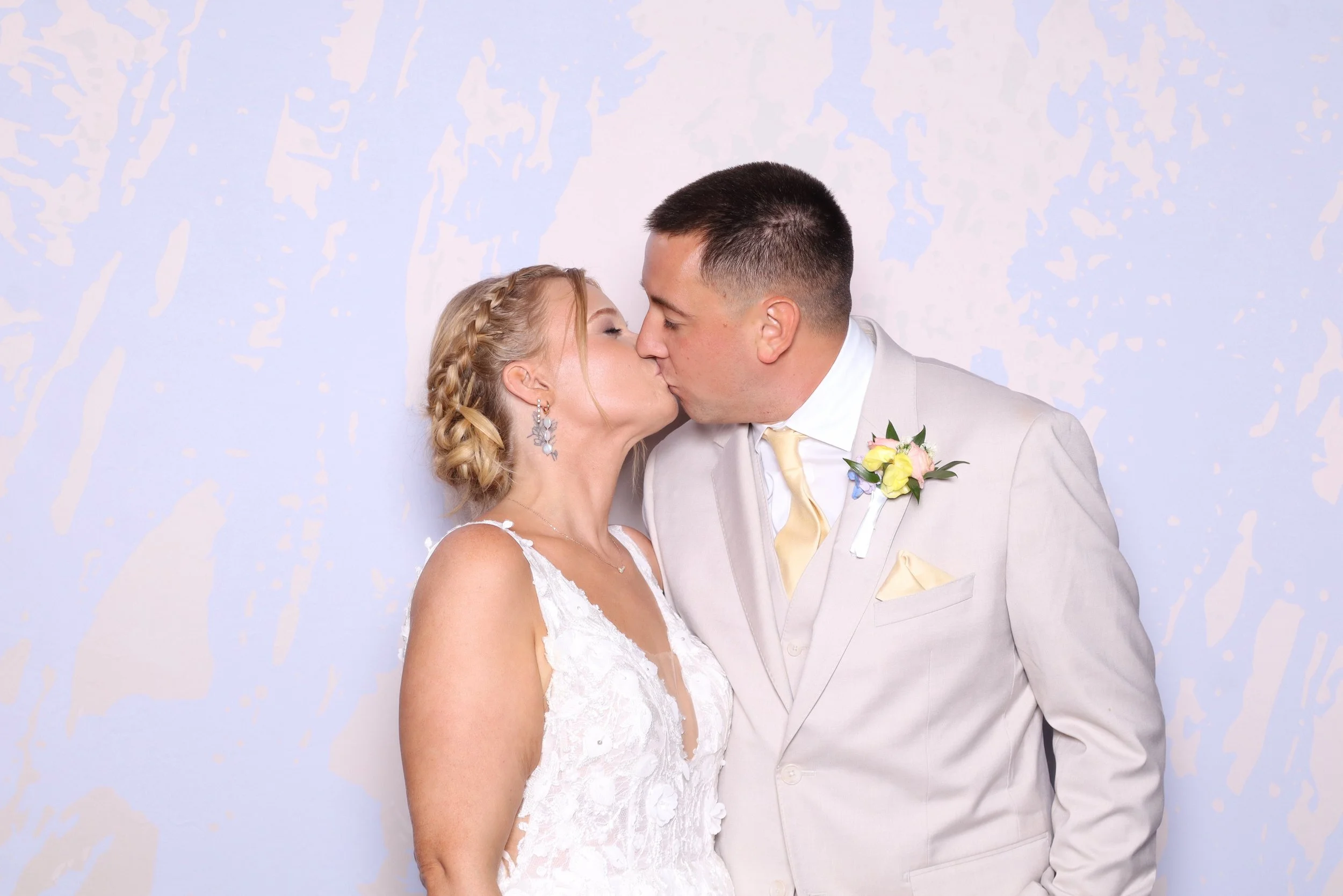 des-moines-wedding-photo-booth-guests