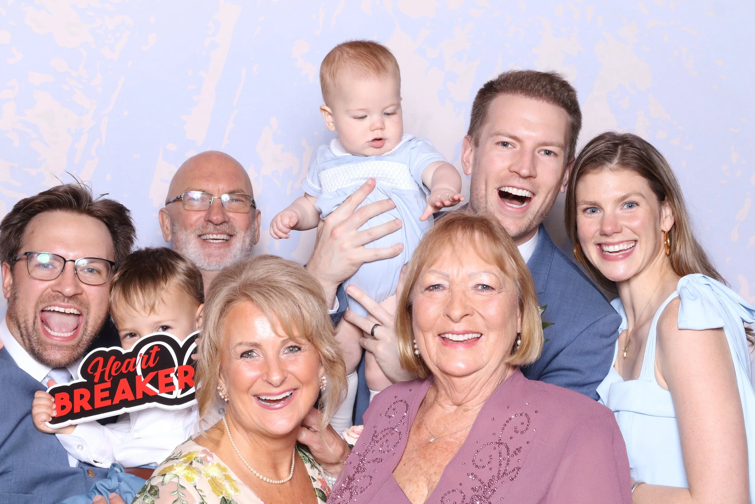 des-moines-wedding-photo-booth-guests