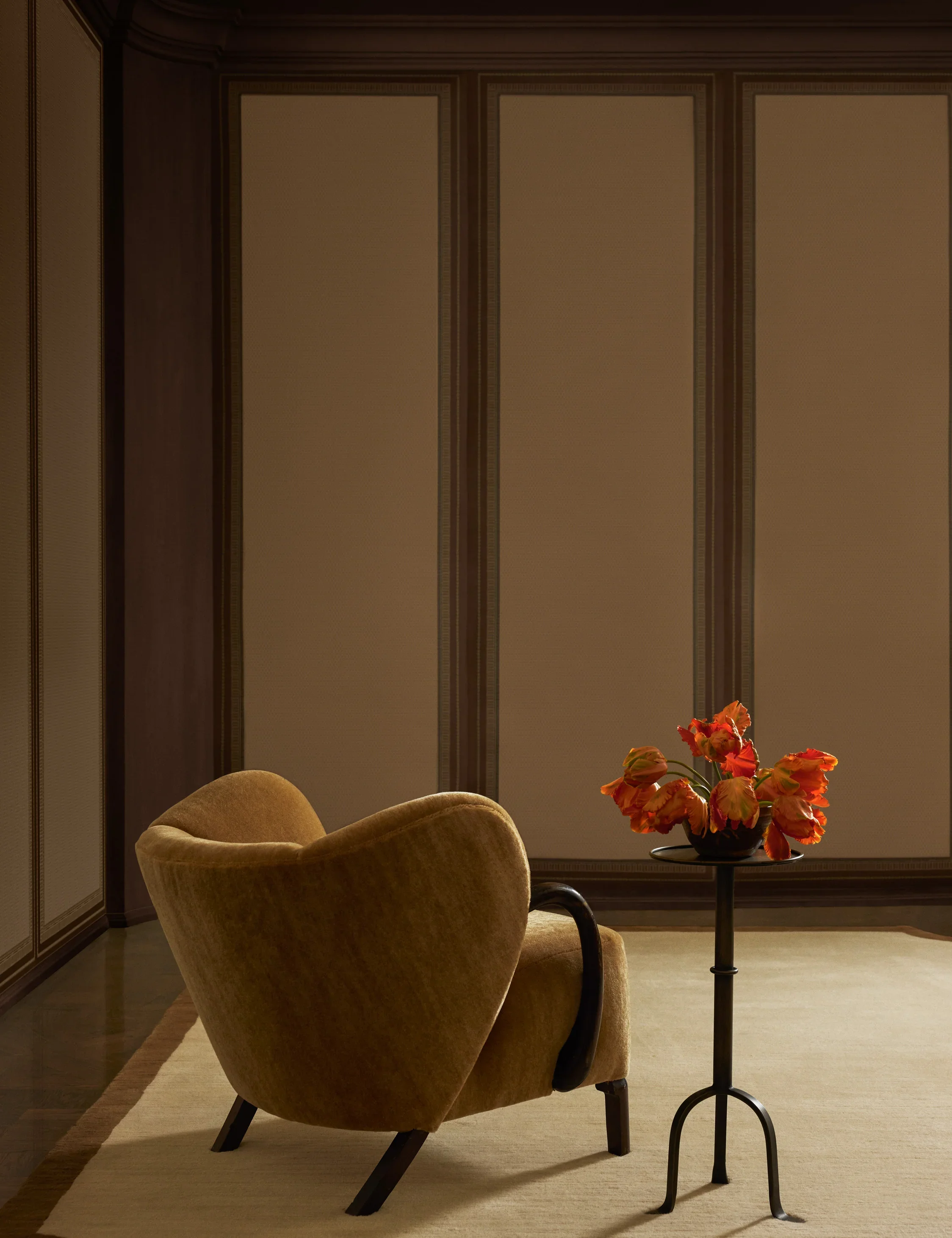8_Study-VignetteLANSBURYWALLPAPER_CLAPHAMRUG_7117_SITE-CROP_LIFESTYLE.webp