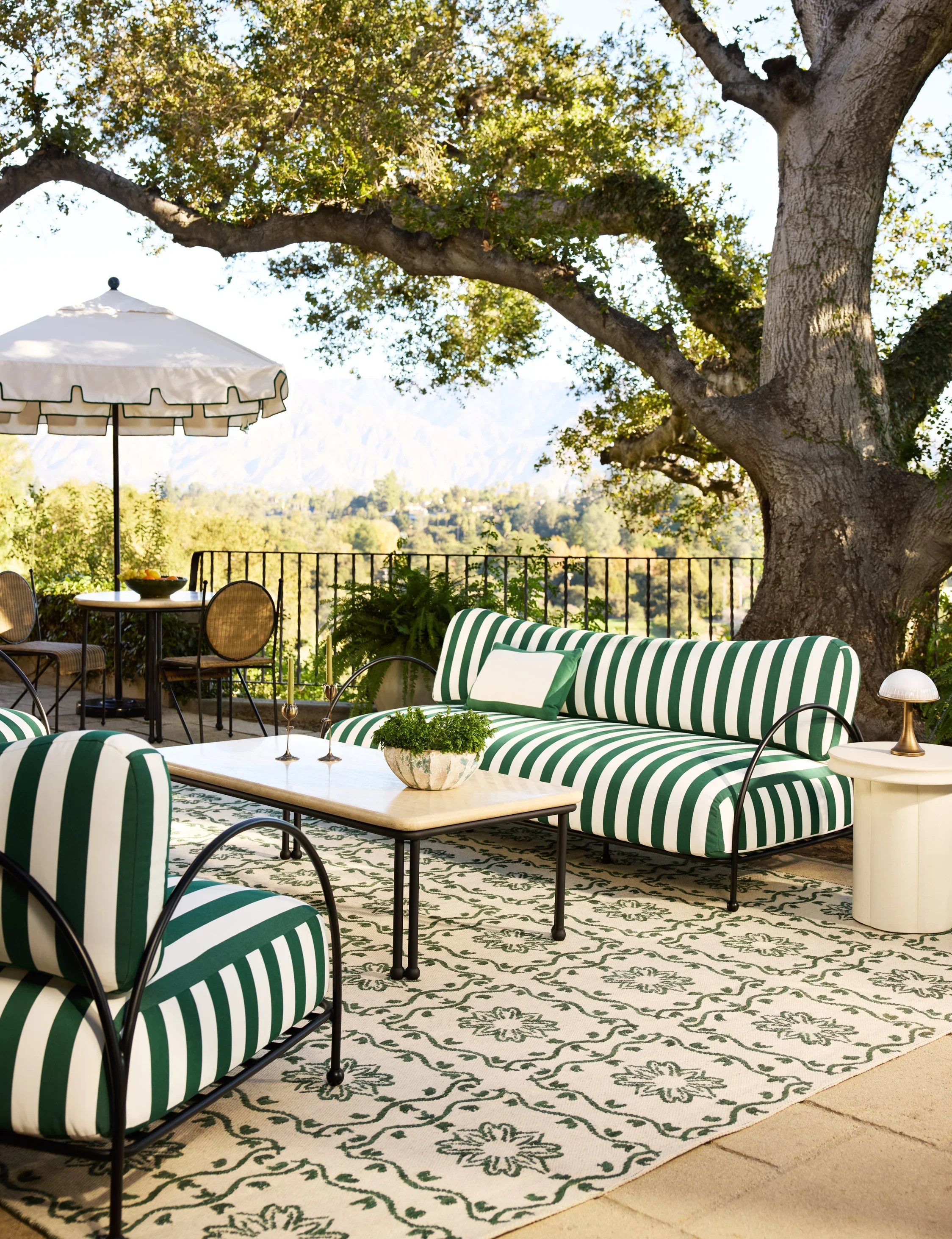 Lulu-and-Georgia_3_LivingRoomI_1449_V2_Site-Crop_LIFESTYLE.webp
