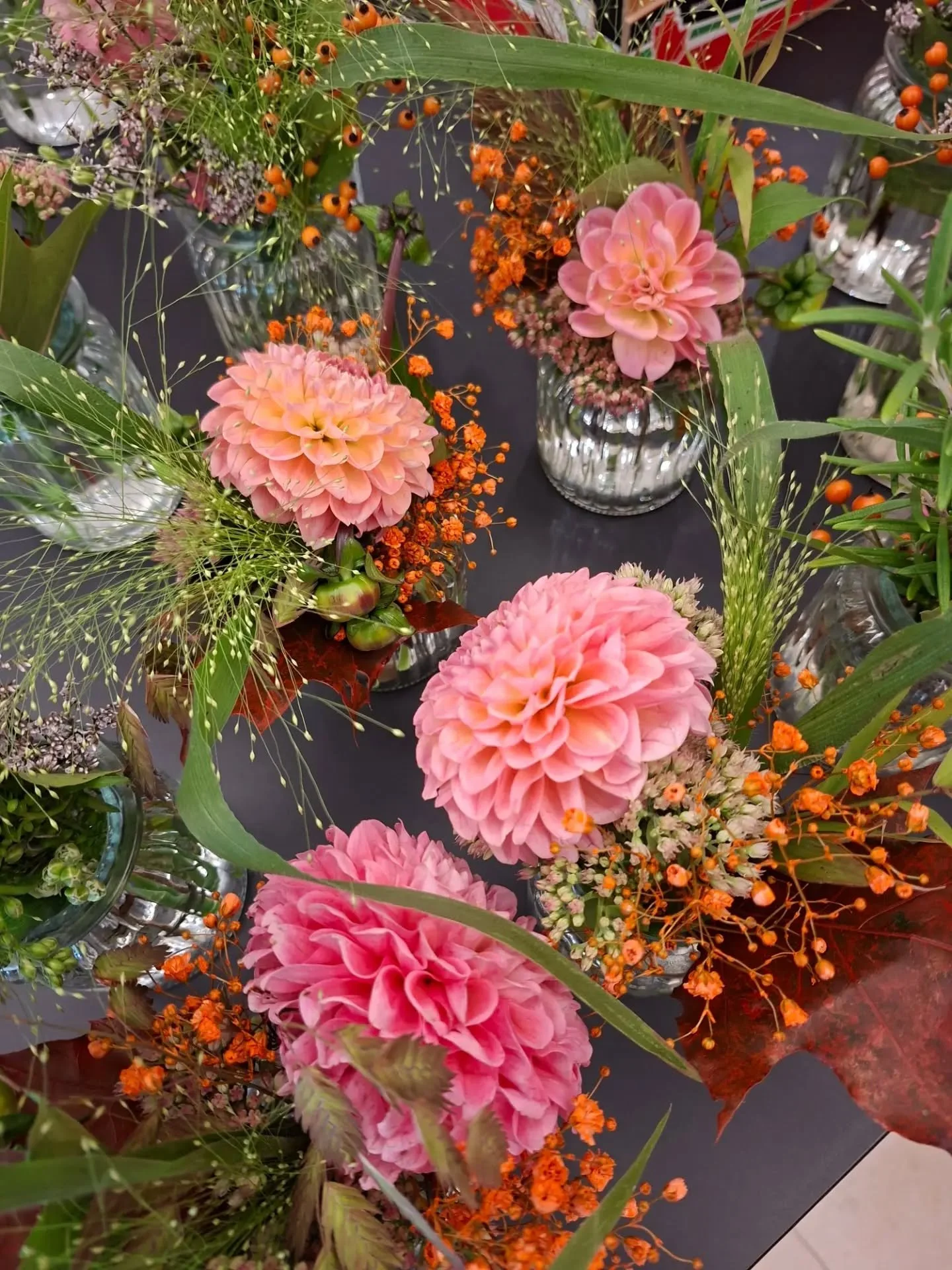 S e p t e m b e r 🌿

Location: @stiftung.obesunne 

Blumen: @bluemeatelierkuemin 
.
.
#dahlienliebe❤️ #gr&auml;ser #luftig #tischdekoration #vasenf&uuml;llung