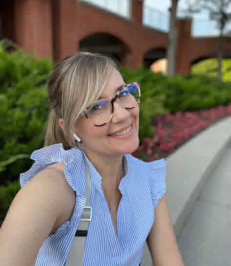 Lesley Bezpaly, a testimonial provider, smiling into the camera.
