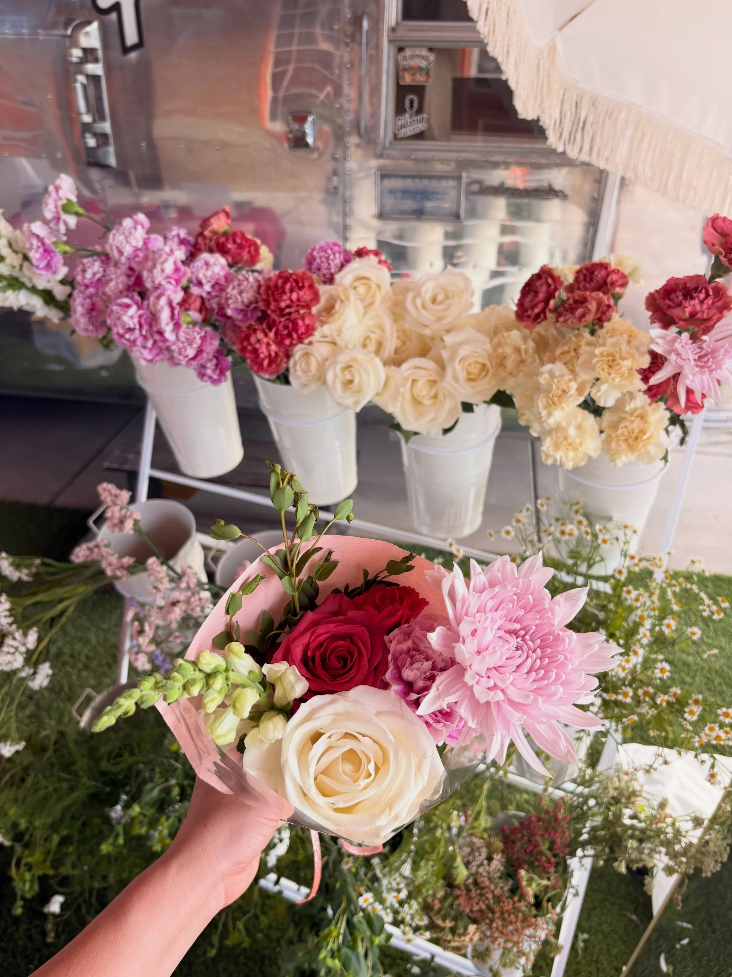 celebrating a blooming good year with the Junior League of the Roanoke Valley! 💐

loved seeing everyone build their own custom bouquet at the Blossom Bloom Bar tonight!  Cheers to an incredible year of hard work, good friends, and community impact ?