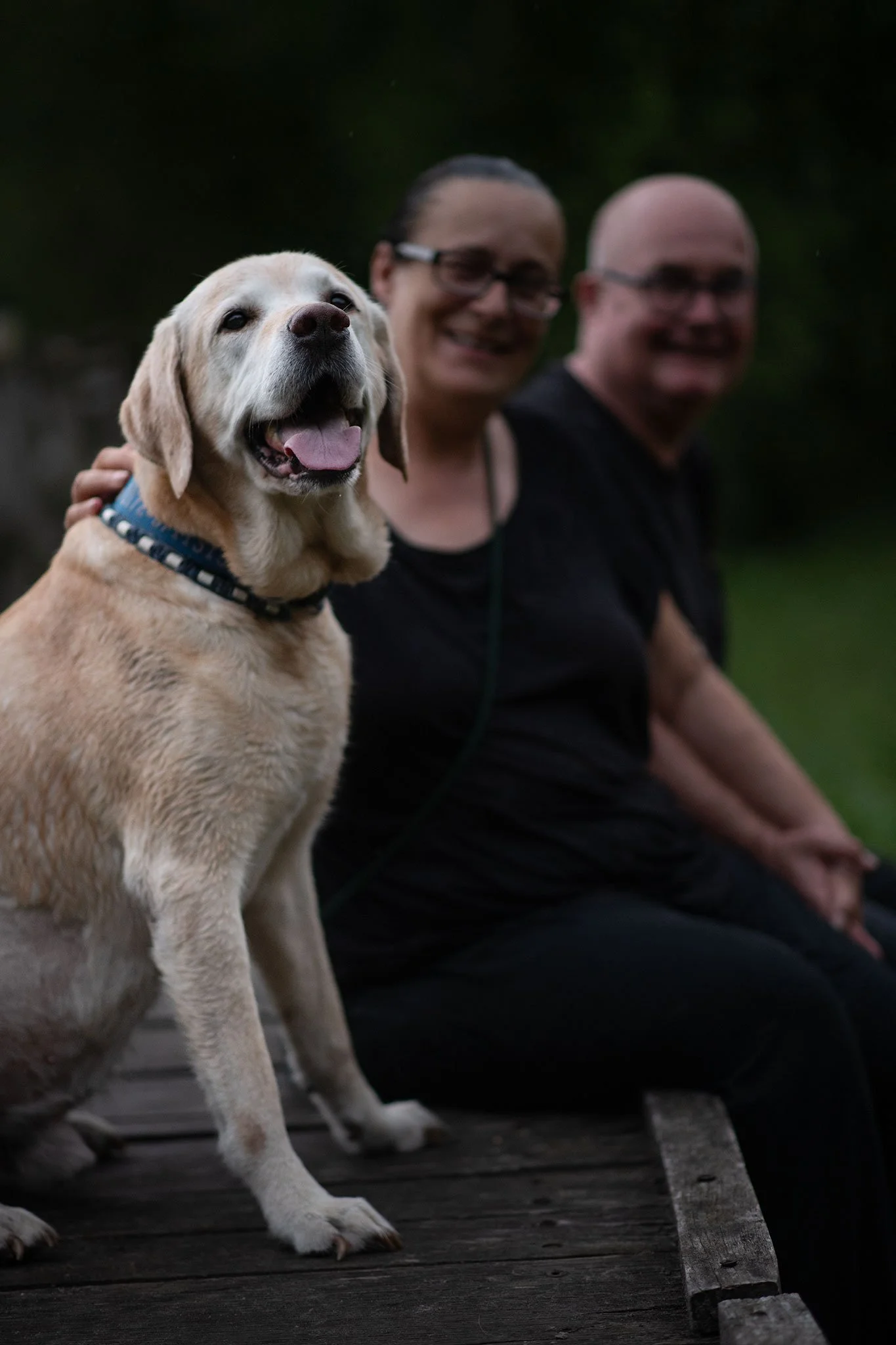 Kathrin und Klaus Jahre mit ihrem Labrador auf einer Holzterrasse – Team HundeJahre Velten
