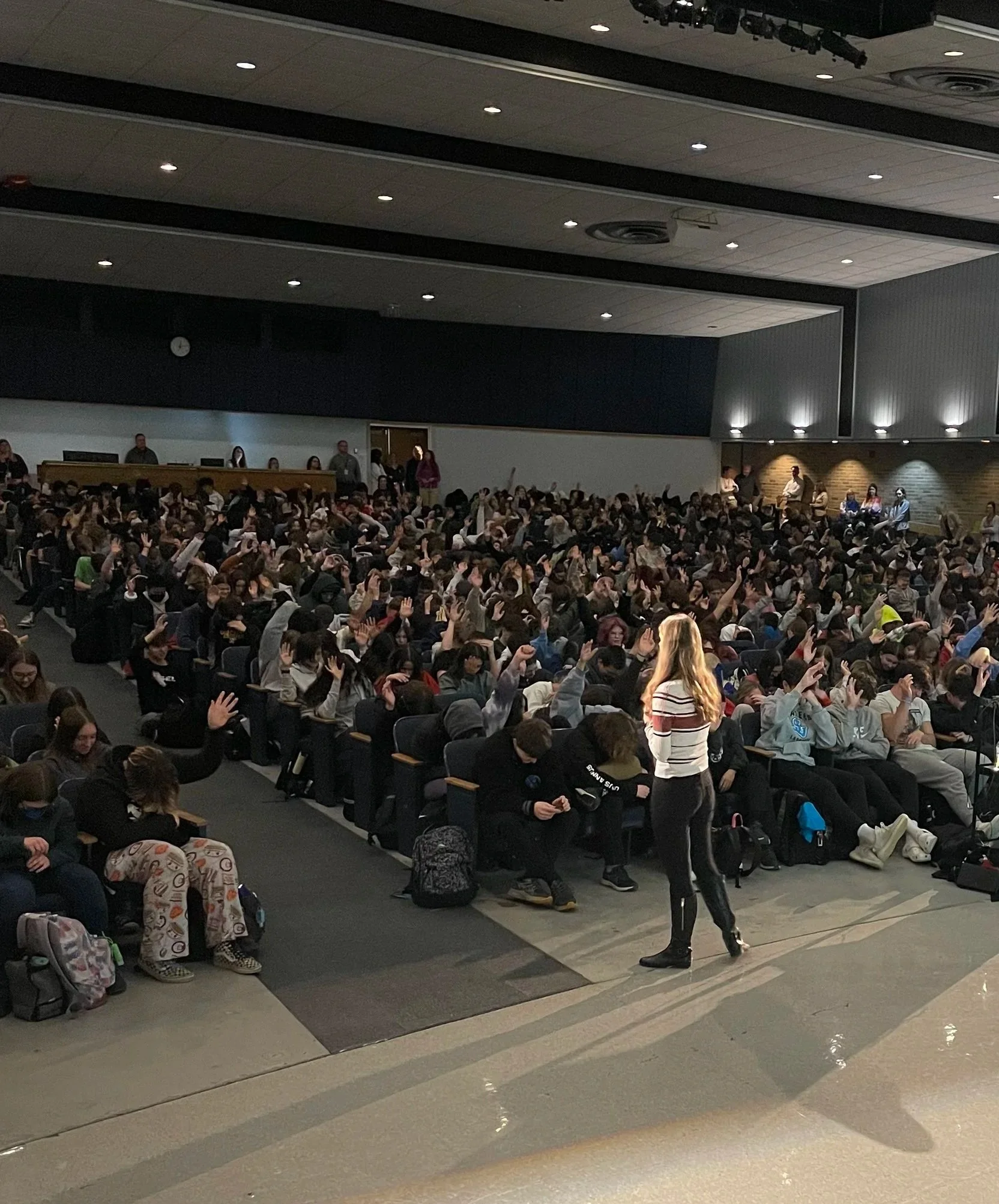 Alicia Kozak Kozakiewicz speaks to an auditorium of students
